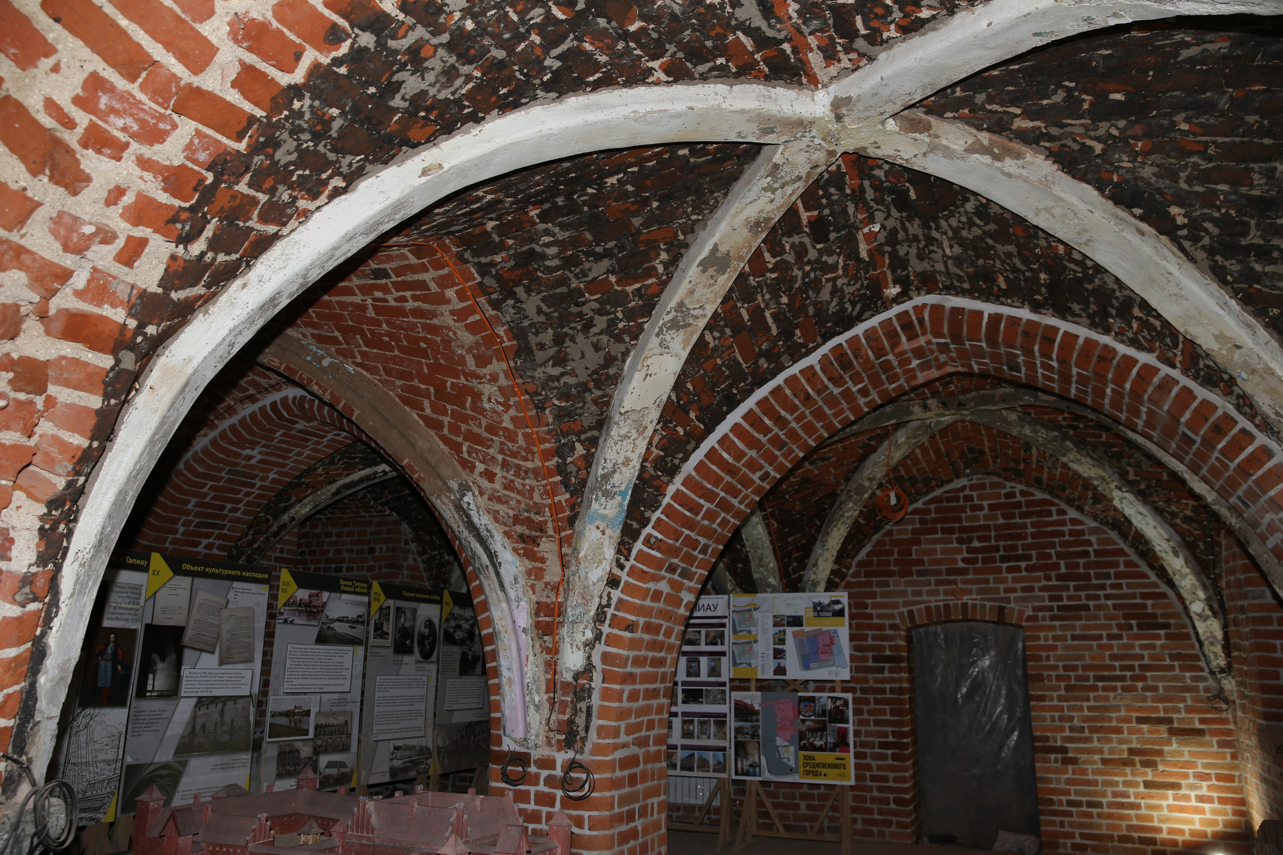 Если вы ищете не просто достопримечательность, а свидетеля самой Истории — вам в замок Тапиау.