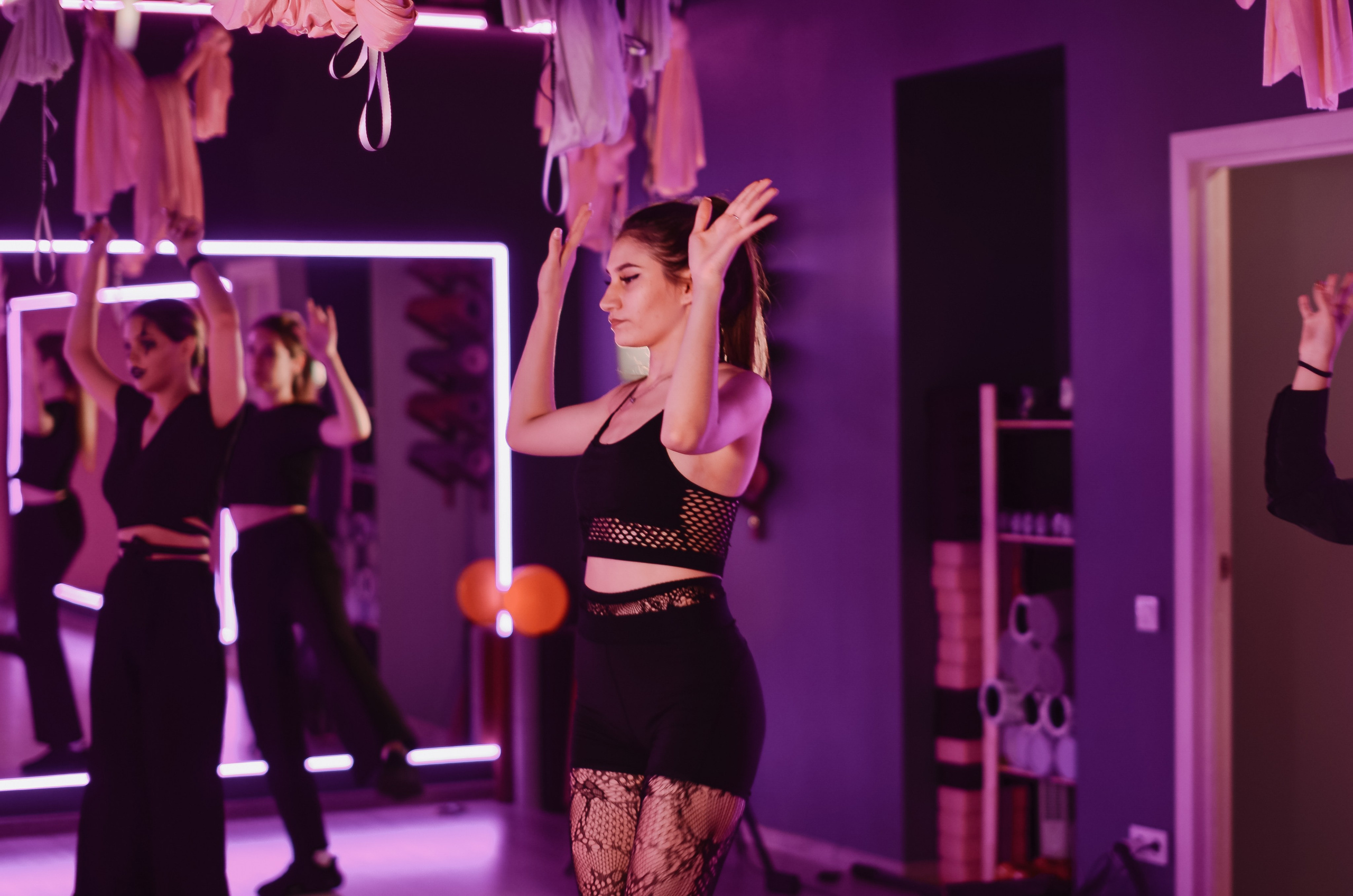 Фоторепортаж мероприятия в фитнес-клубе. Денисова Аля — фотограф для парных съемок и индивидуальных историй в Барнауле