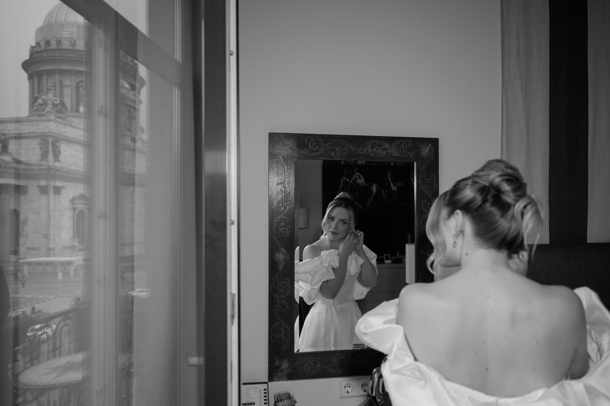 Сборы жениха и невесты в отеле Англетер