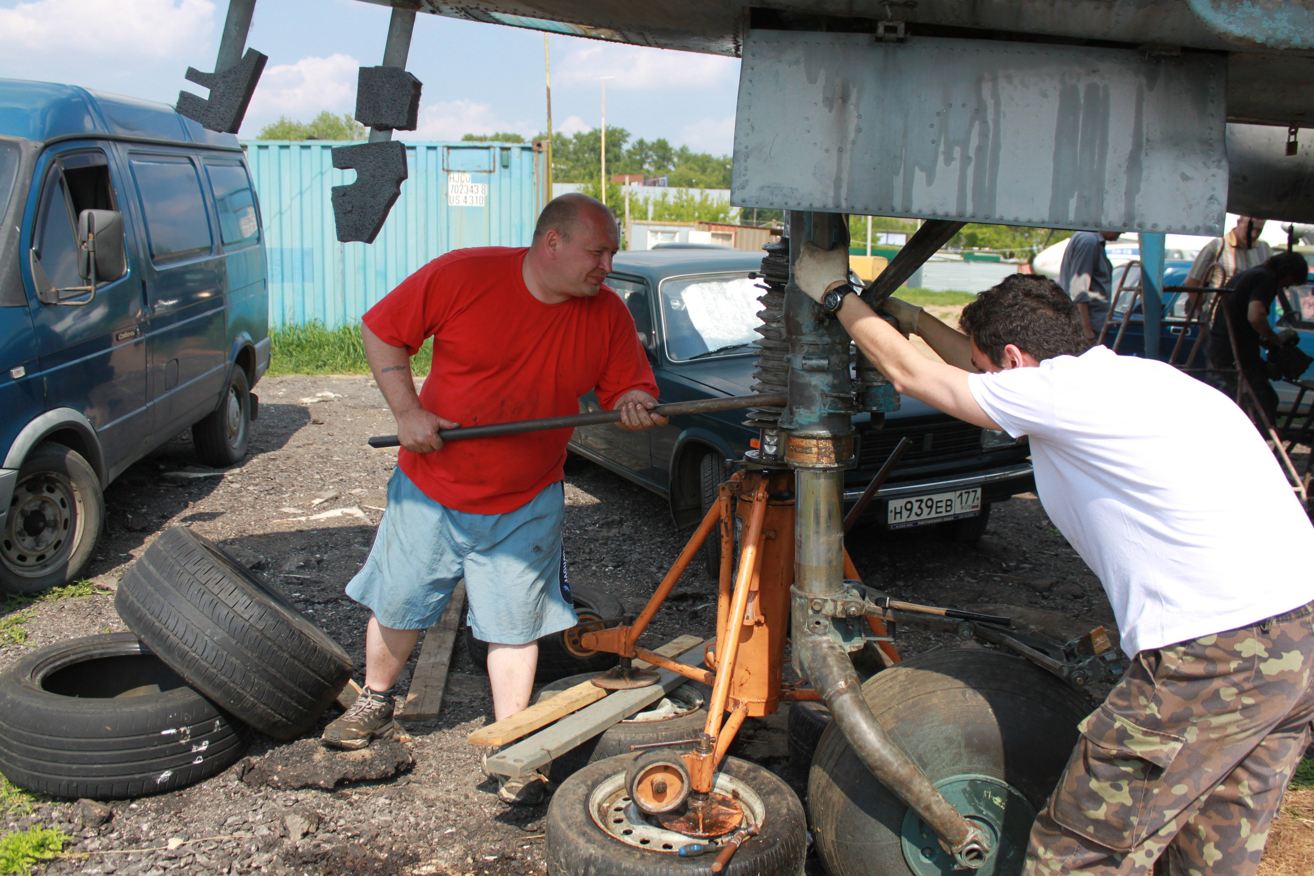 Ил-14Т «Голубая Мечта» работы в Тушино (2011 г.). Фотоальбом показывающий увлекательный мир авиации и мир медведей Андрея Иванова