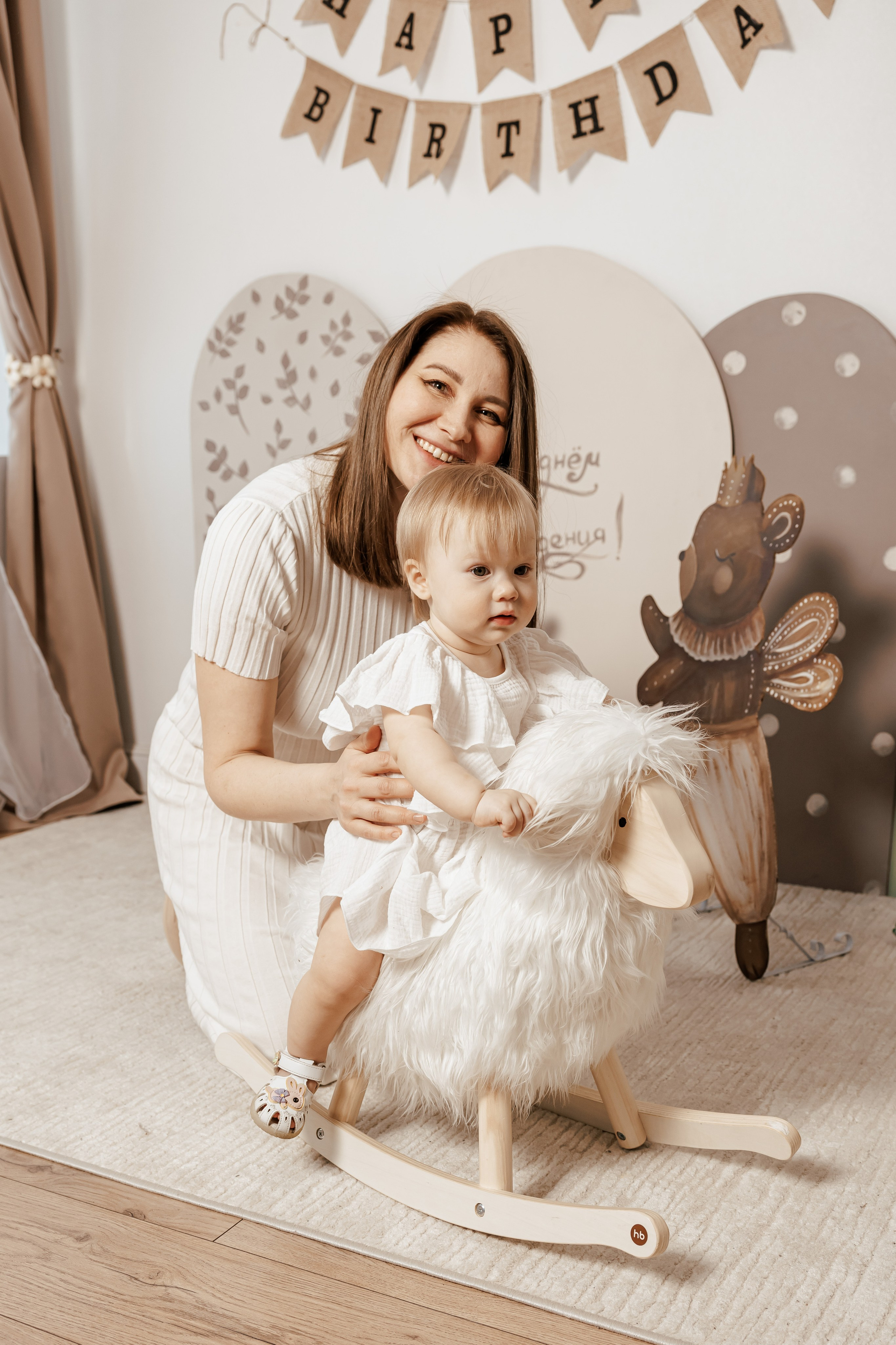 Семейная фотосессия для семьи с девочками близнецами на годик одежда в светлых тонах светлая бежевая студия в Москве теплые тона