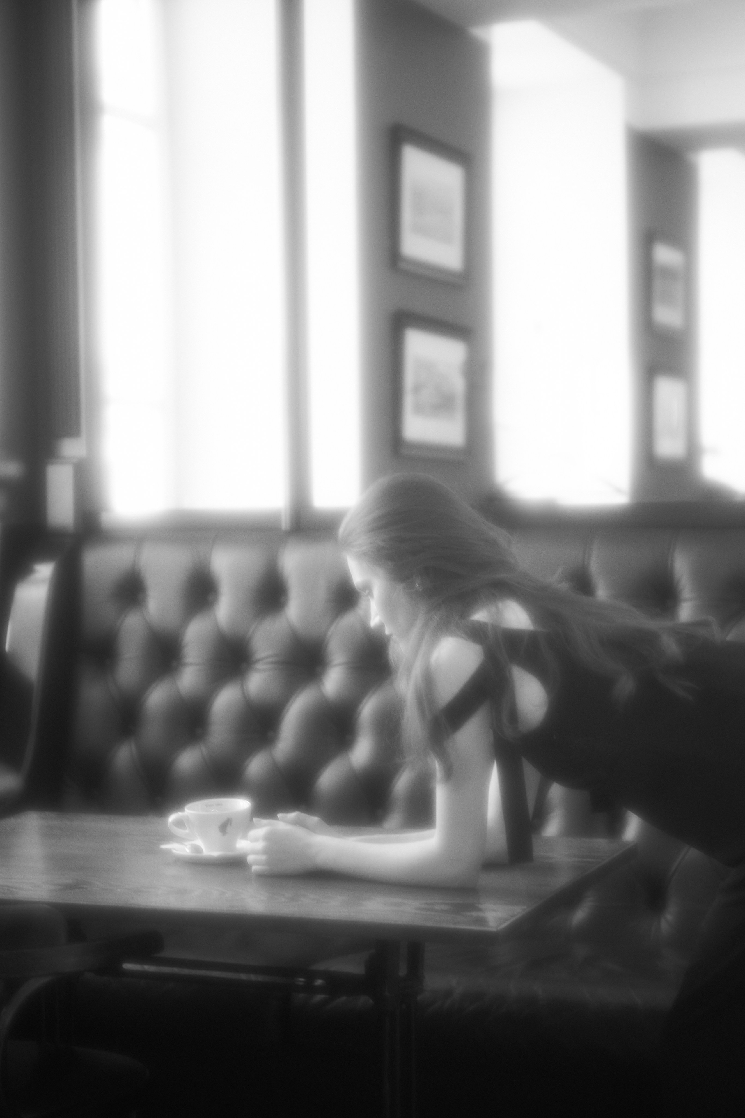 Одна в кафе. Фотограф в Мурманске Оксана Черноморец