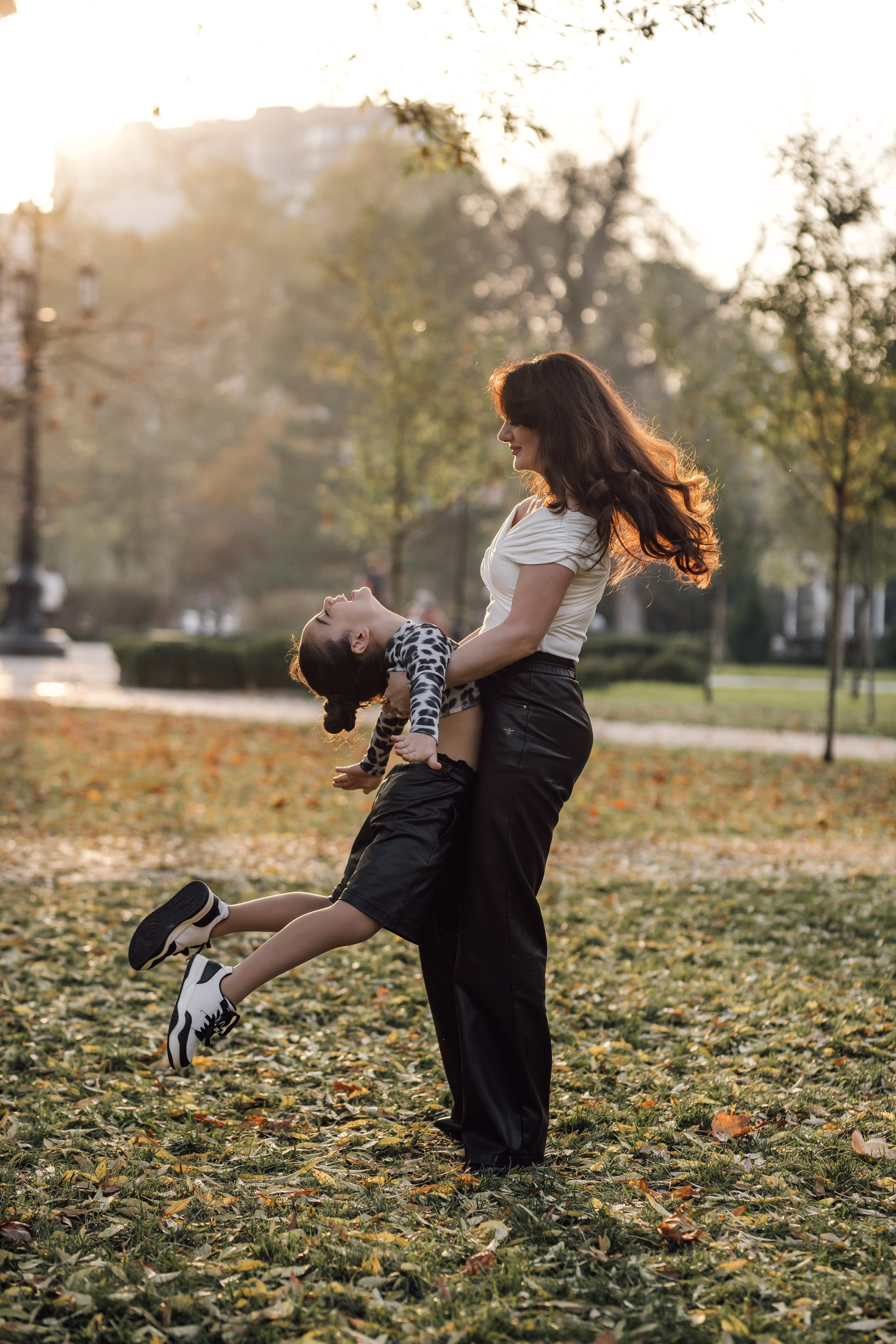 Мама и дочь, осенняя городская прогулка. Фотохудожник Наталия Кирсанова