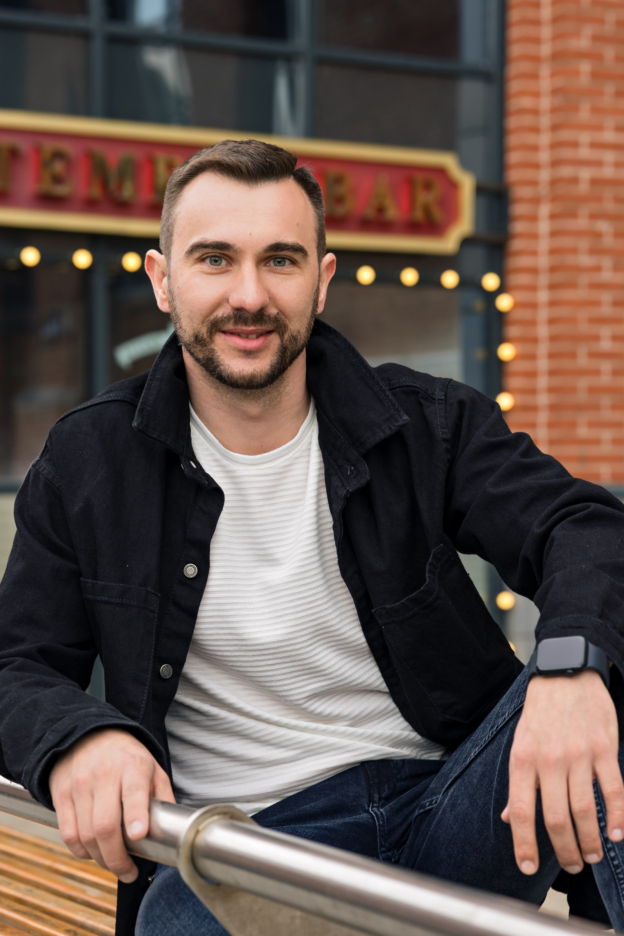 Мужская фотосессия на улице. Профессиональный фотограф в Москве