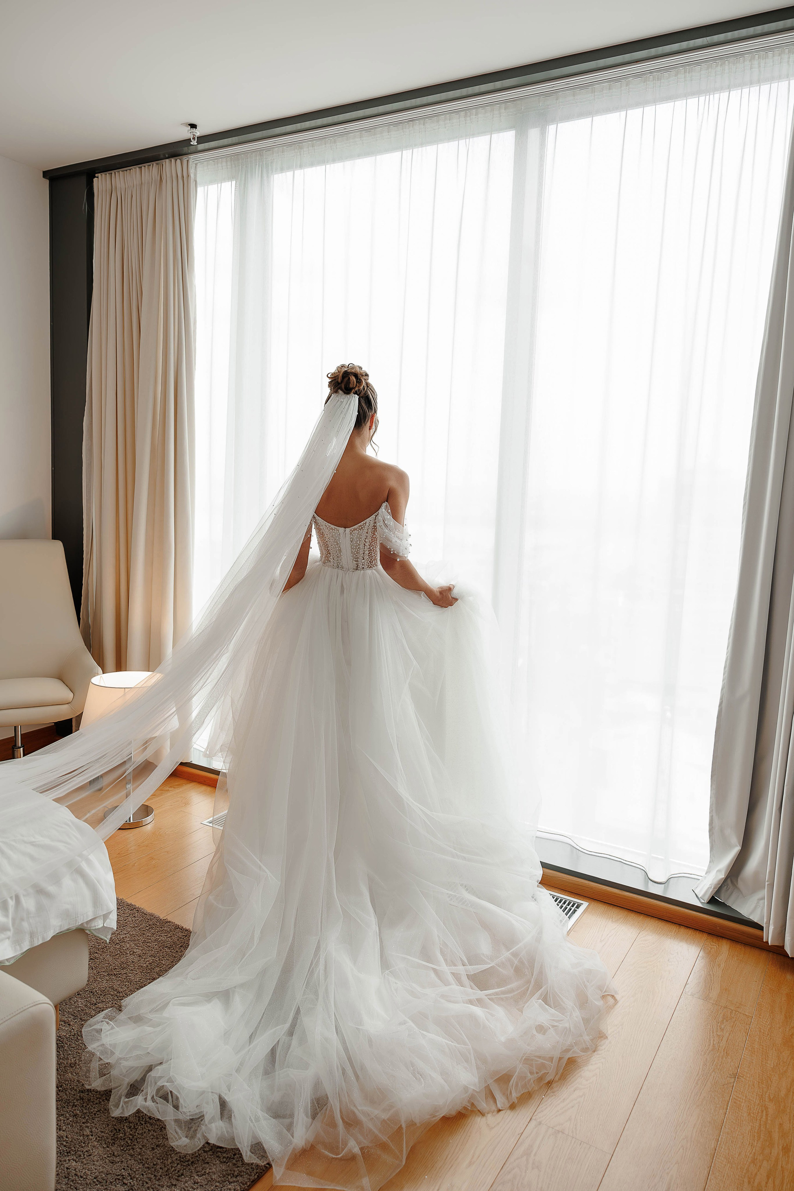 Невеста у окна в отеле Mariott. Съёмка утра невесты