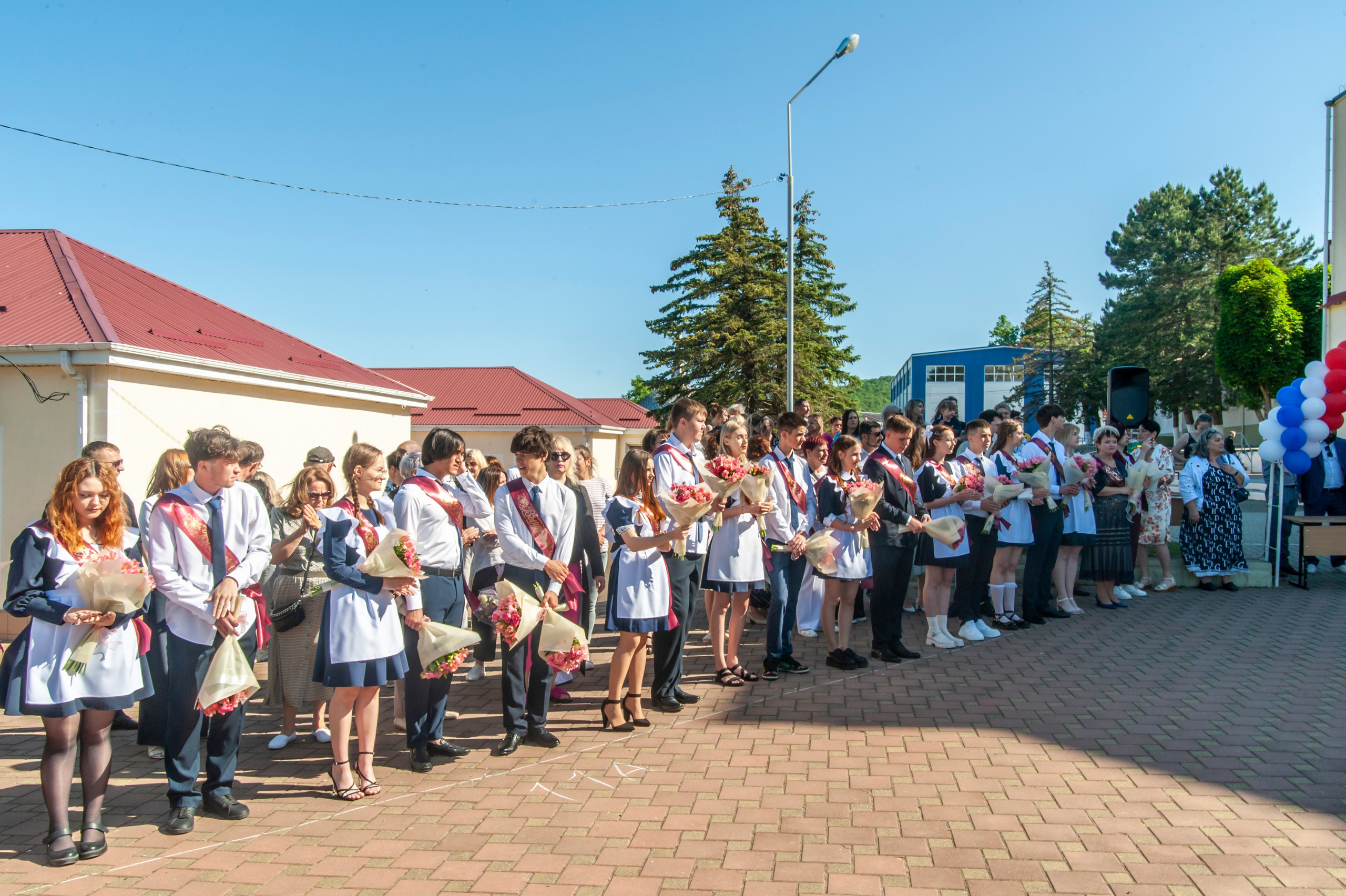 Последний Звонок МАОУ СОШ № 17 им. Эдуарда Есаяна — Архипо-Осиповка. Свадебный и семейный фотограф Денис Лукьянов в Краснодаре, Краснодарском крае и Республике Крым