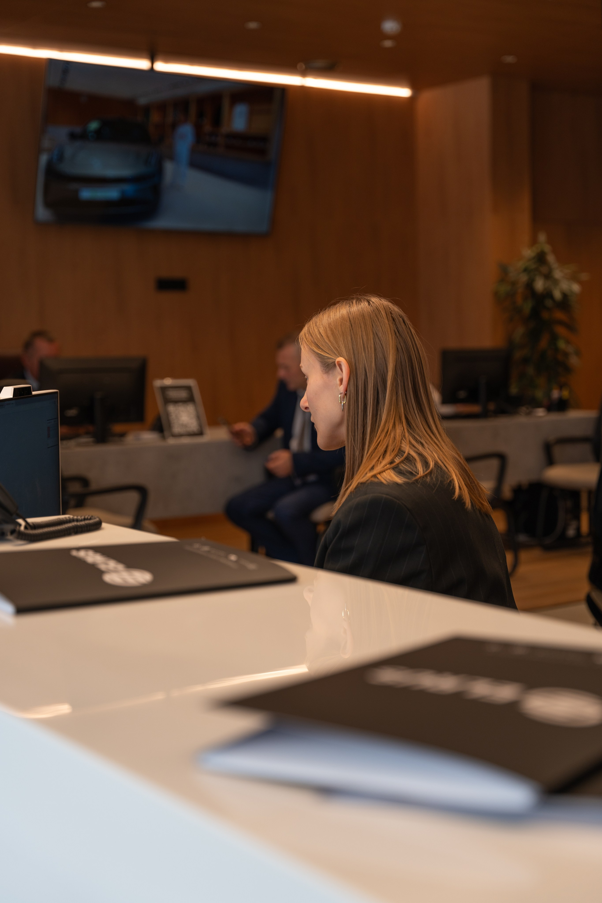 Интерьерная фотосъемка автосалона Elrus в Краснодаре. Zeekr, LiXiang Профессиональная фотосъемка интерьера премиум-автосалона в Краснодаре. Шедевры для Вас! Фотограф и Видеограф в Краснодаре Пахиев Руслан