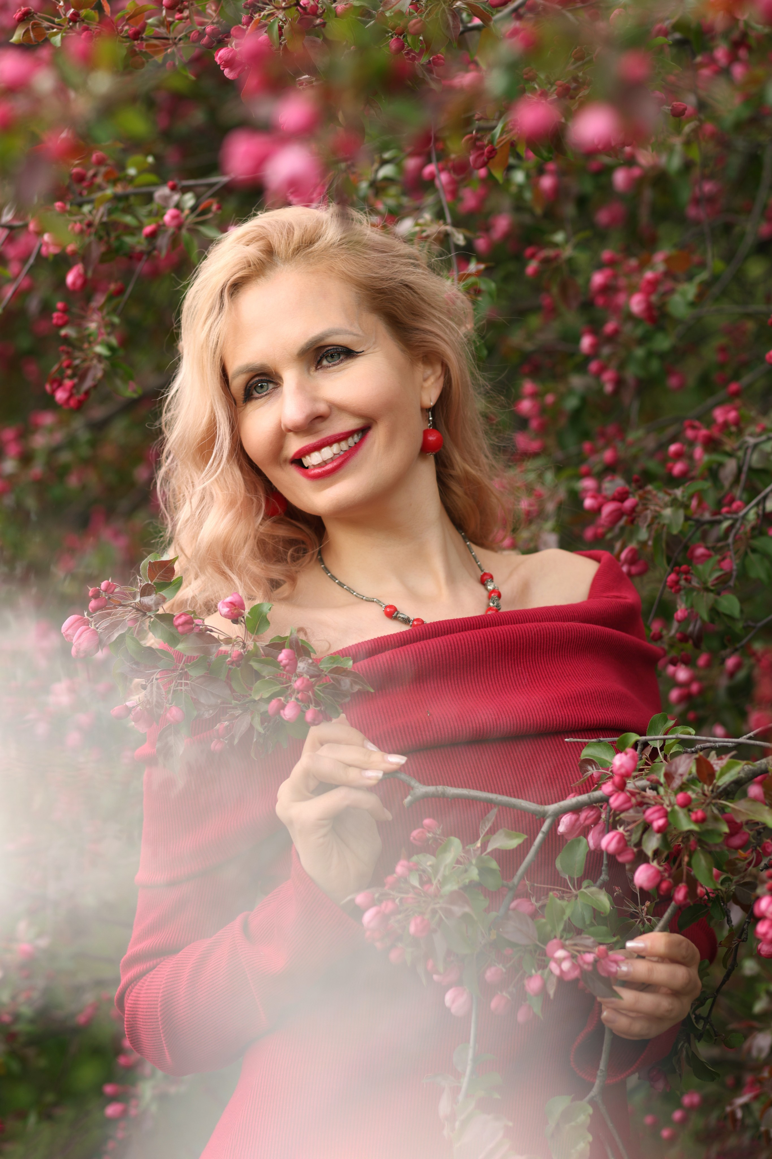 Женский портрет в цветении в парке Коломенское в г. Москве