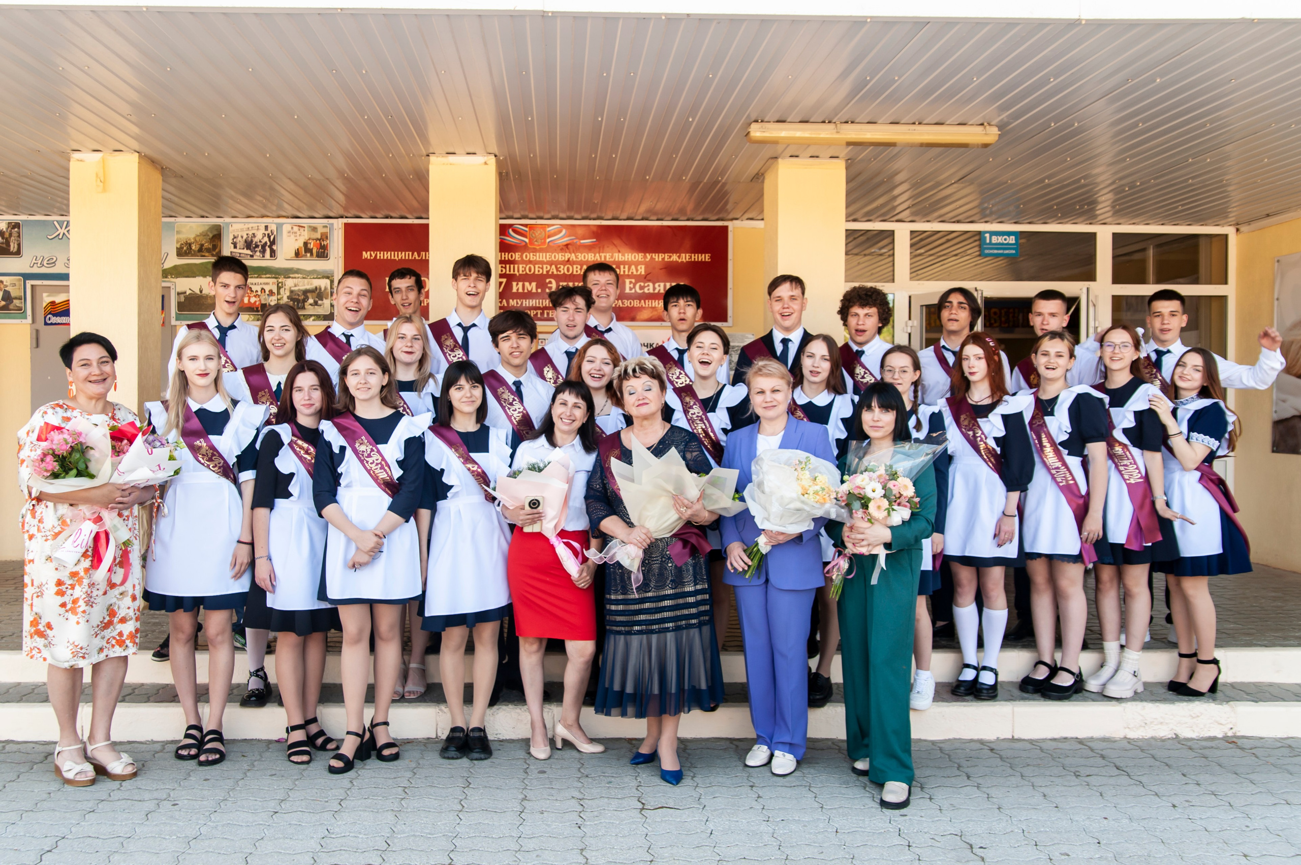 Последний Звонок МАОУ СОШ № 17 им. Эдуарда Есаяна — Архипо-Осиповка. Свадебный и семейный фотограф Денис Лукьянов в Краснодаре, Краснодарском крае и Республике Крым