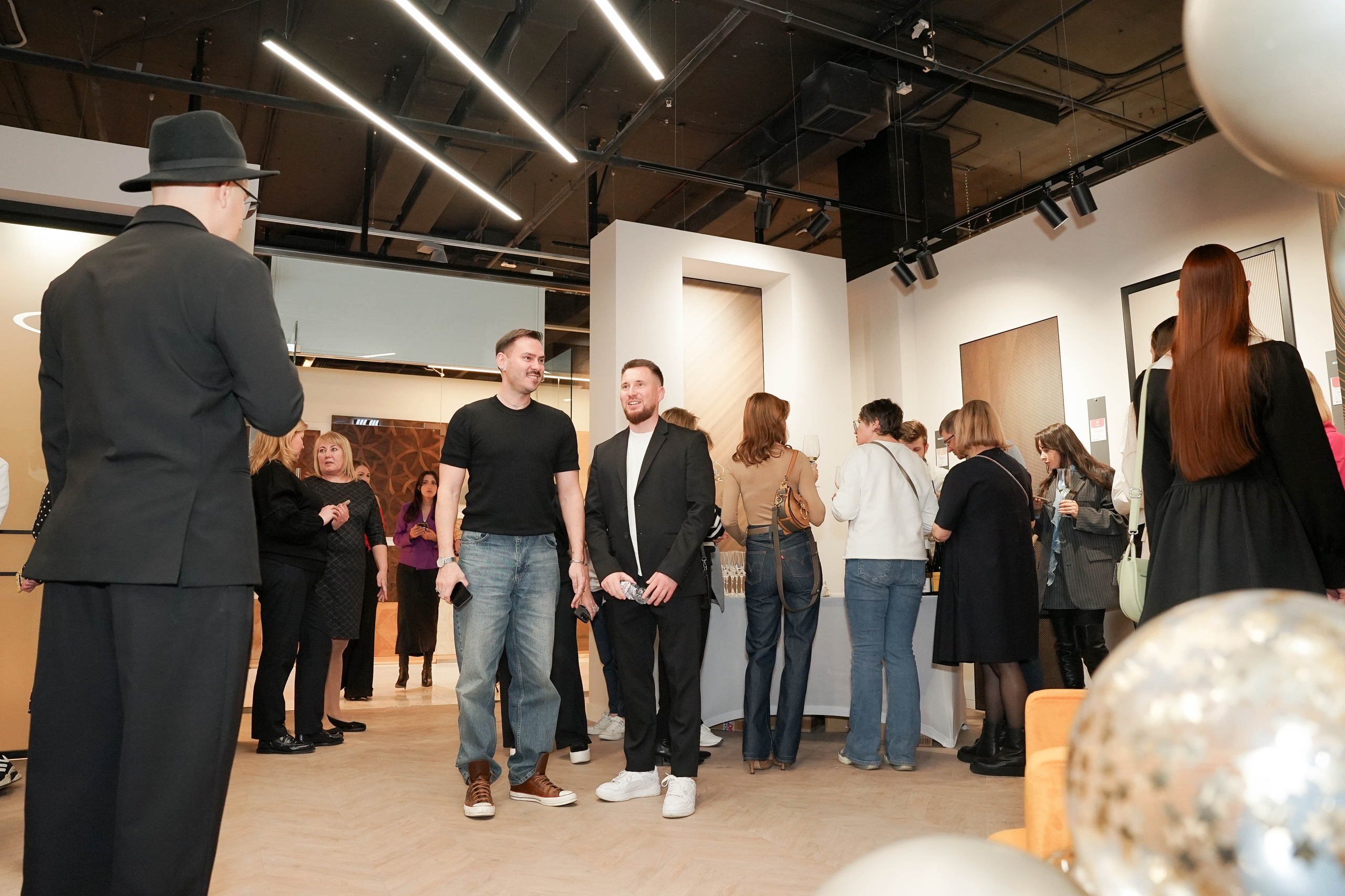 Репортажная съемка в салоне дверей