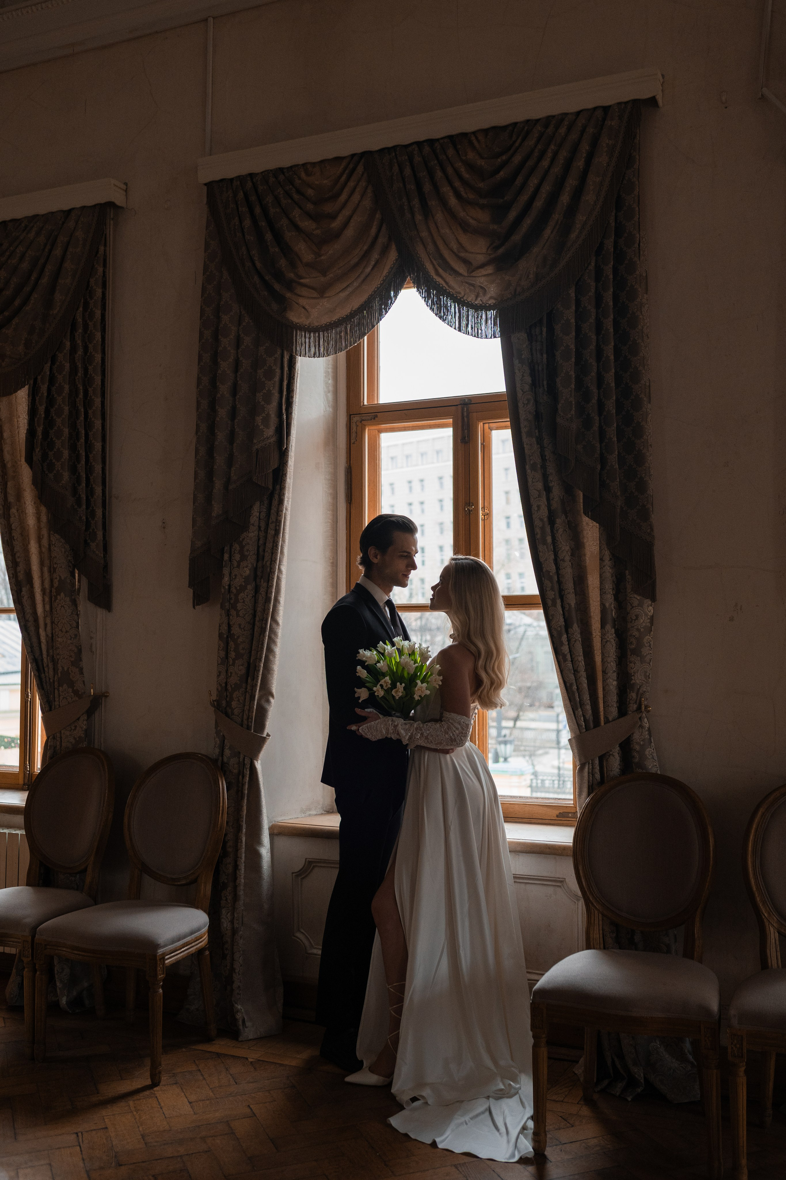 Свадебная фотосессия в Пушкинской библиотеке. Свадебный фотограф в Москве Анна Полушина