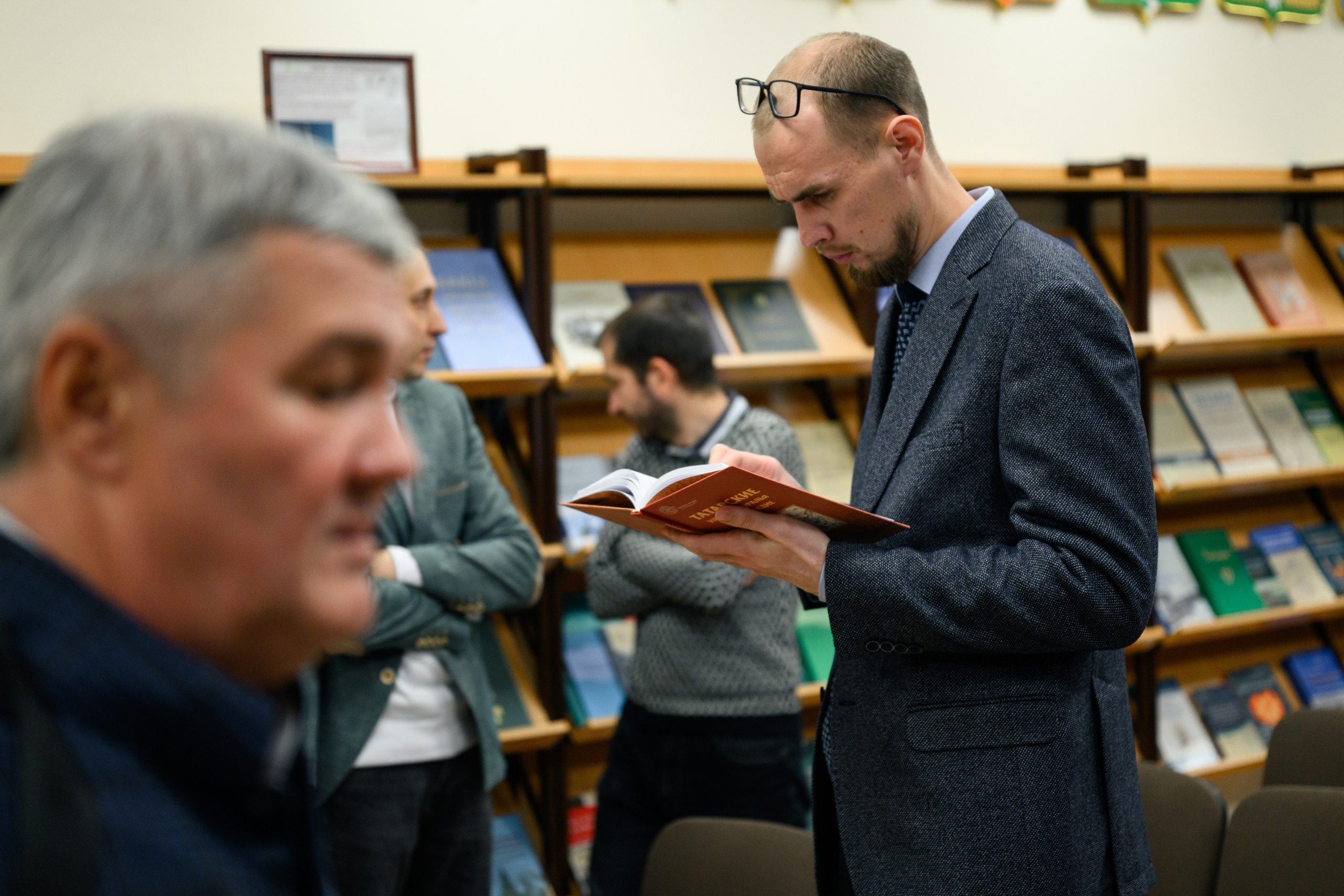 Участник знакомится с книгой о татарских улусах Приуралья, Казань