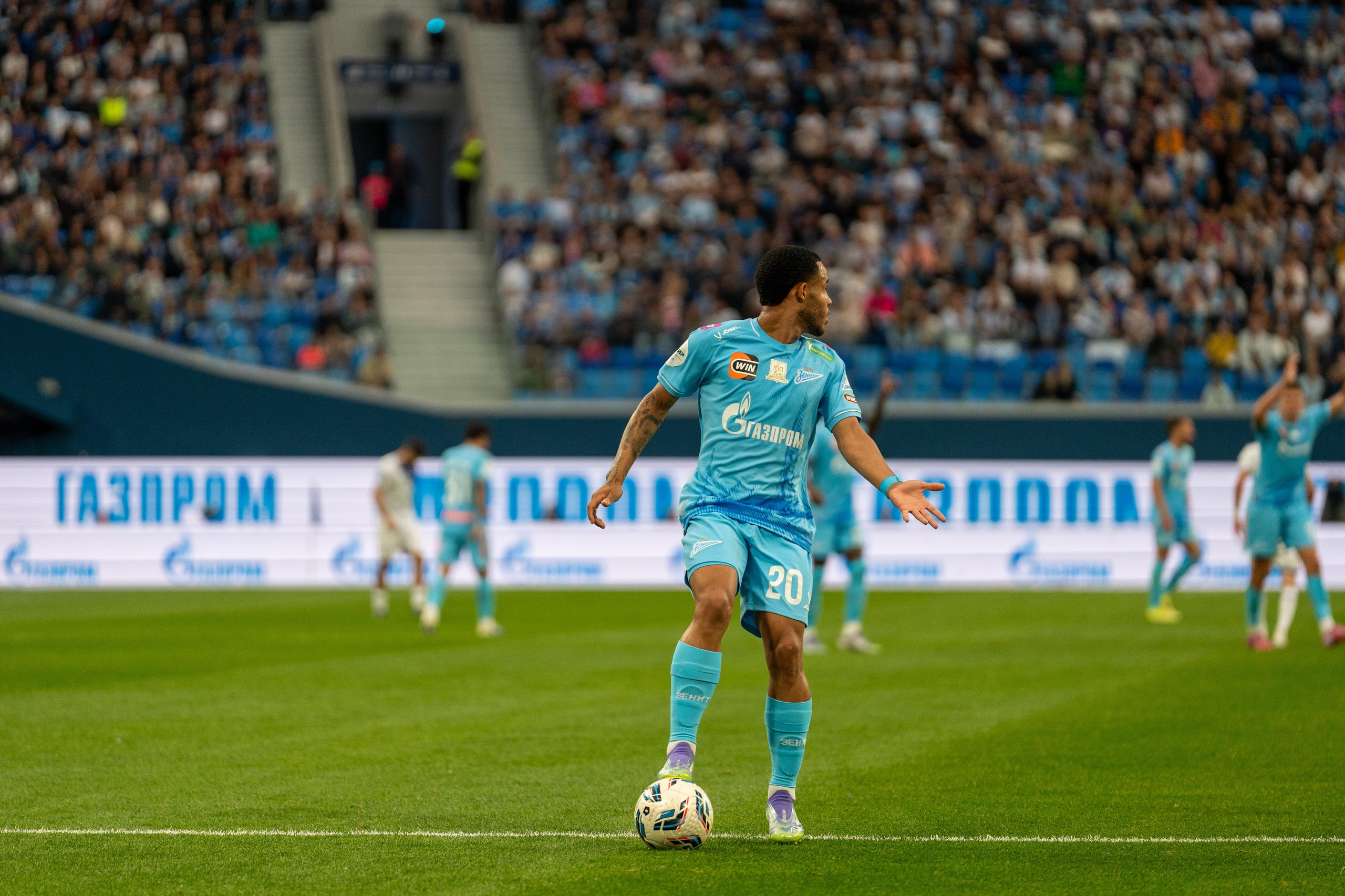 Спортивный фотограф Санкт-Петербург запечатлел игрока «Зенита» с мячом