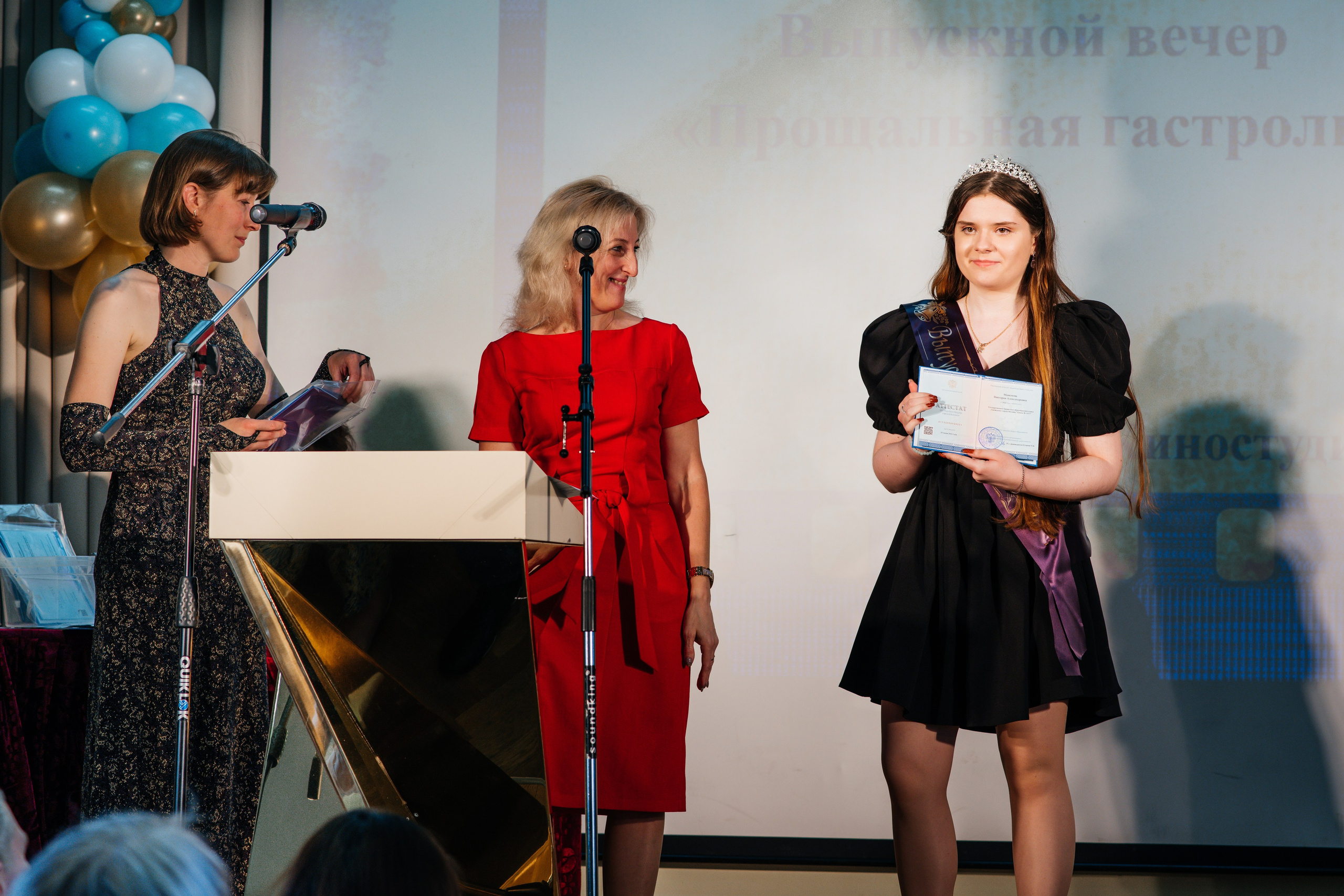 Вручение аттестатов. Выпускные альбомы в Подольске Москве и МО