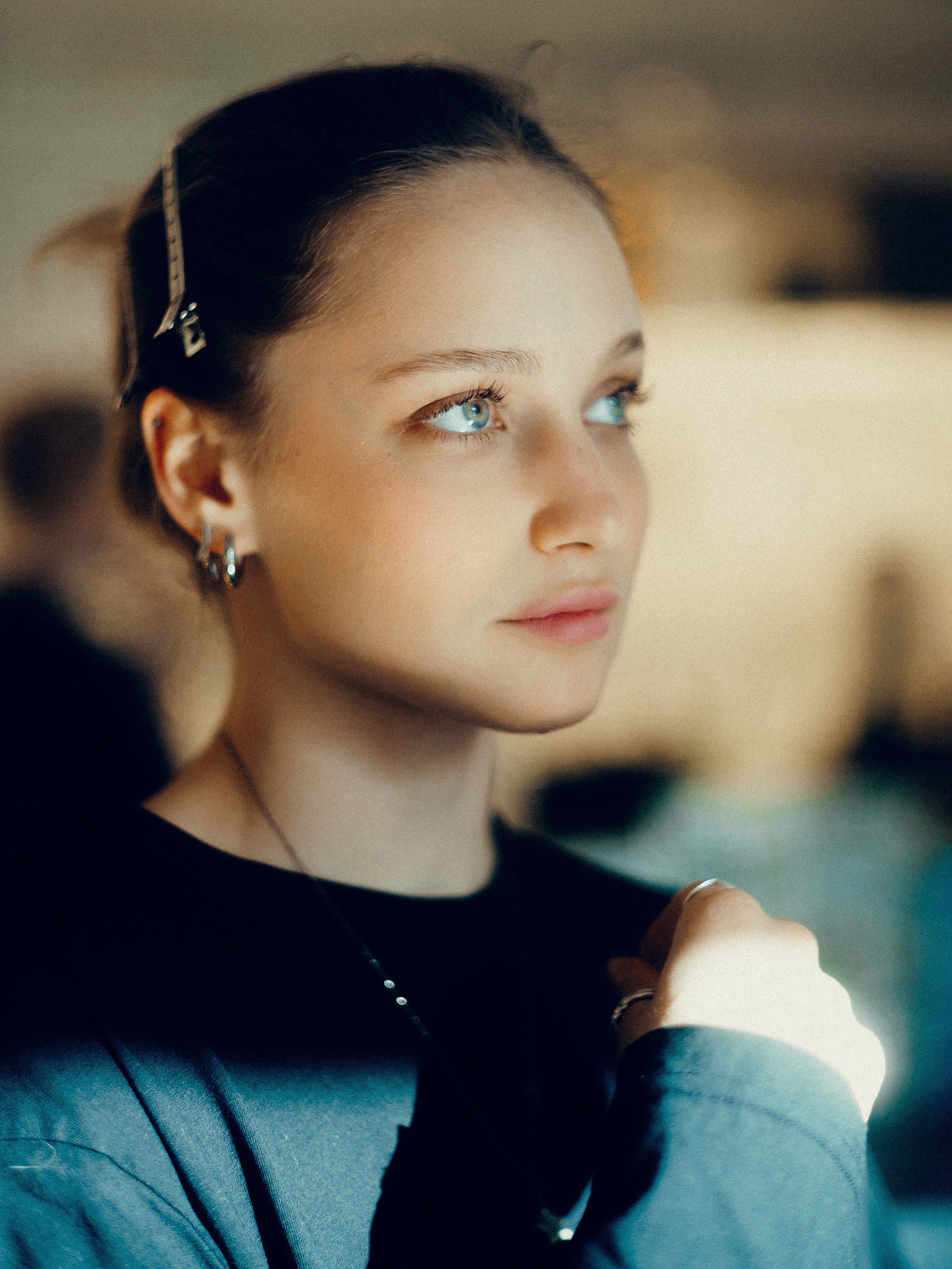 Портретная женская съемка в кофейне