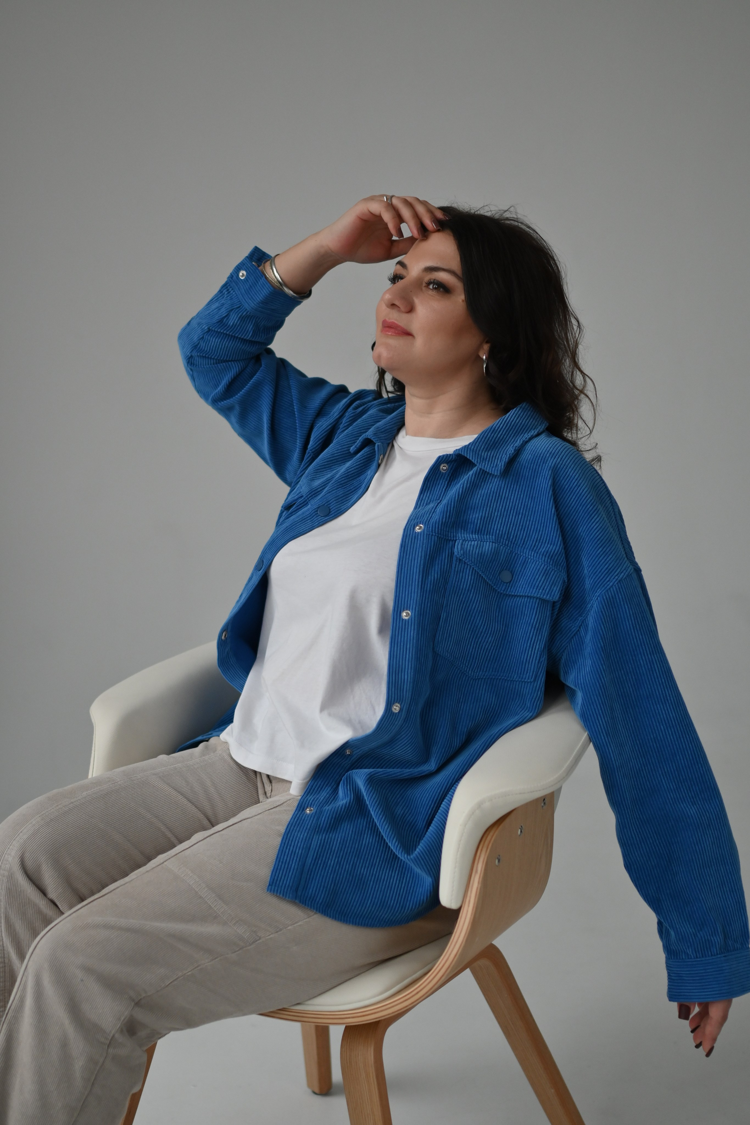 Сидя, средний план,диагонали, углы, естественный свет