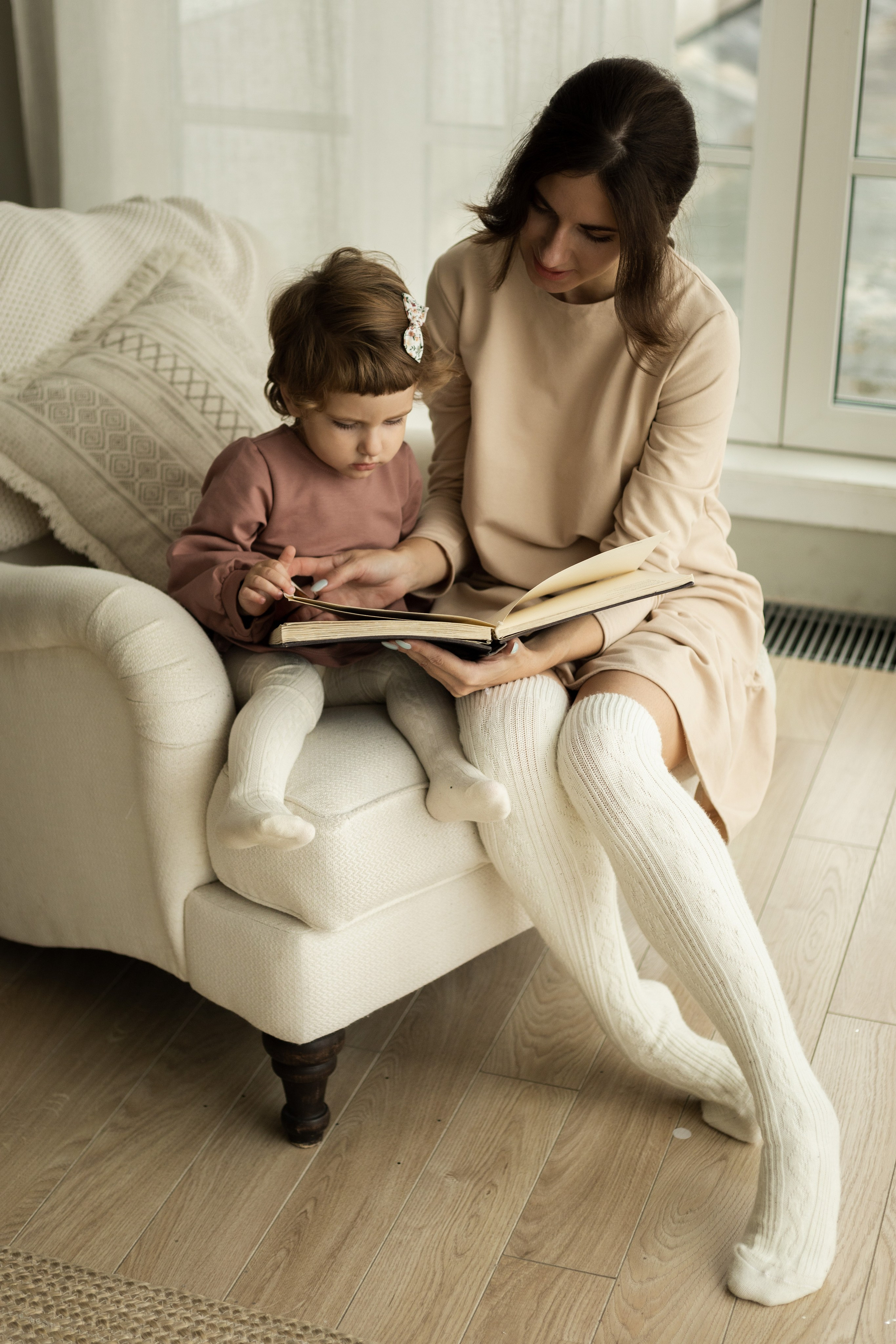 Аксинья и Нина готовят вместе печенье. Студийная фотосессия мамы и дочки в lifestyle стиле. Семейный и детский фотограф в Санкт-Петербурге Павлова Елена