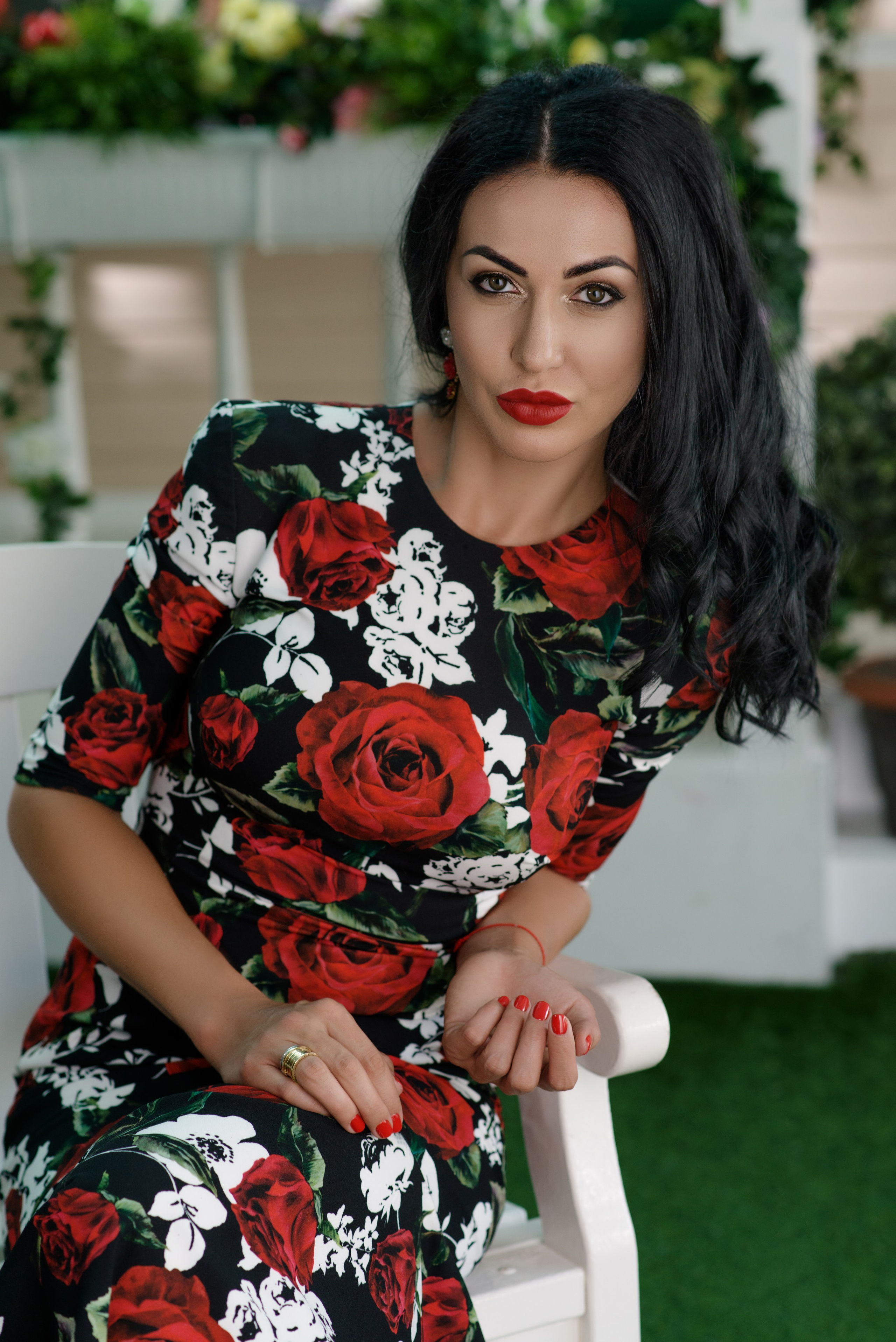 Фотосессия с ярким макияжем и красной помадой на фоне летнего сада