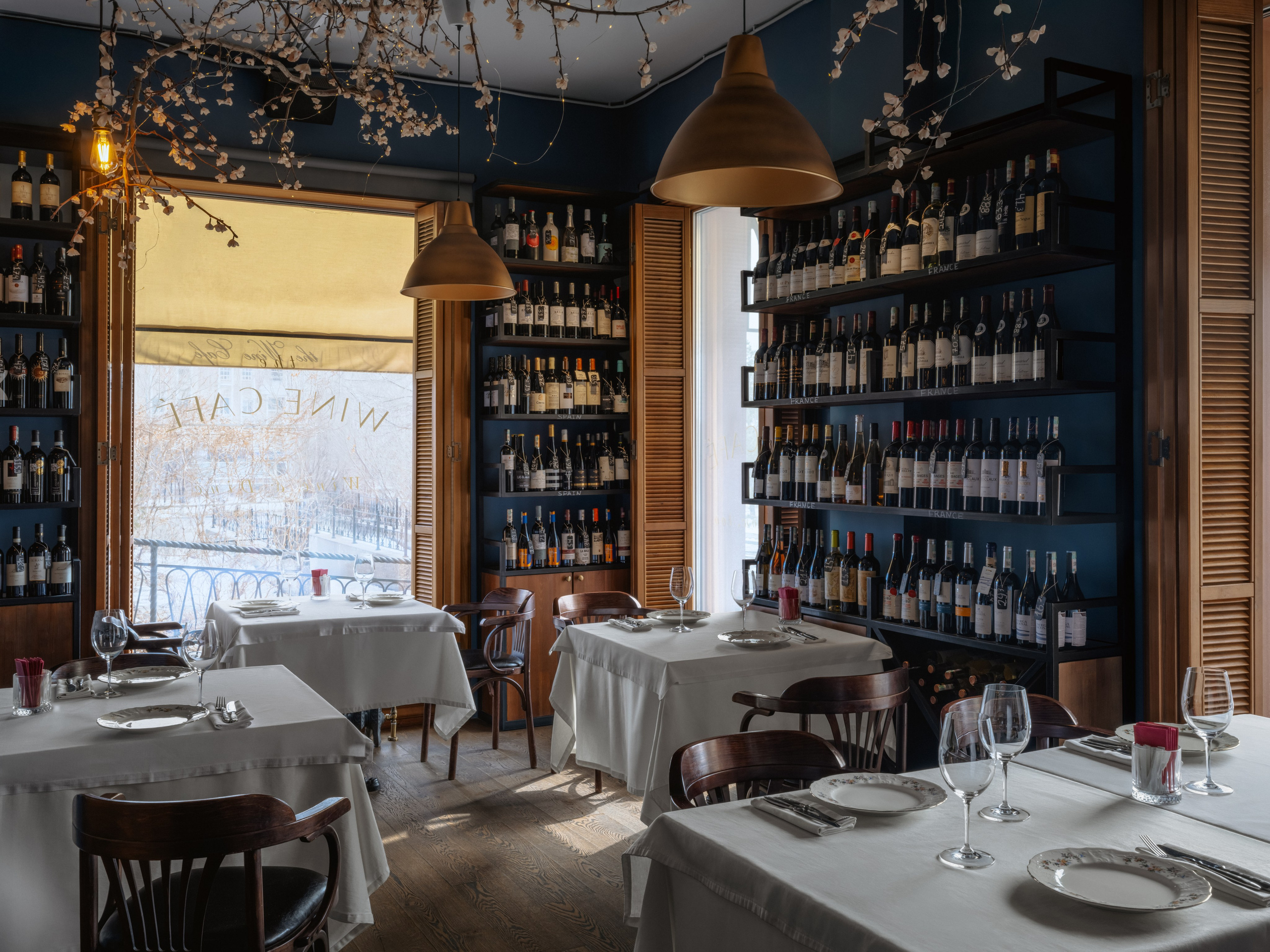 Интерьер винного ресторана The Wine Cafe, перспектива зала и винные стеллажи