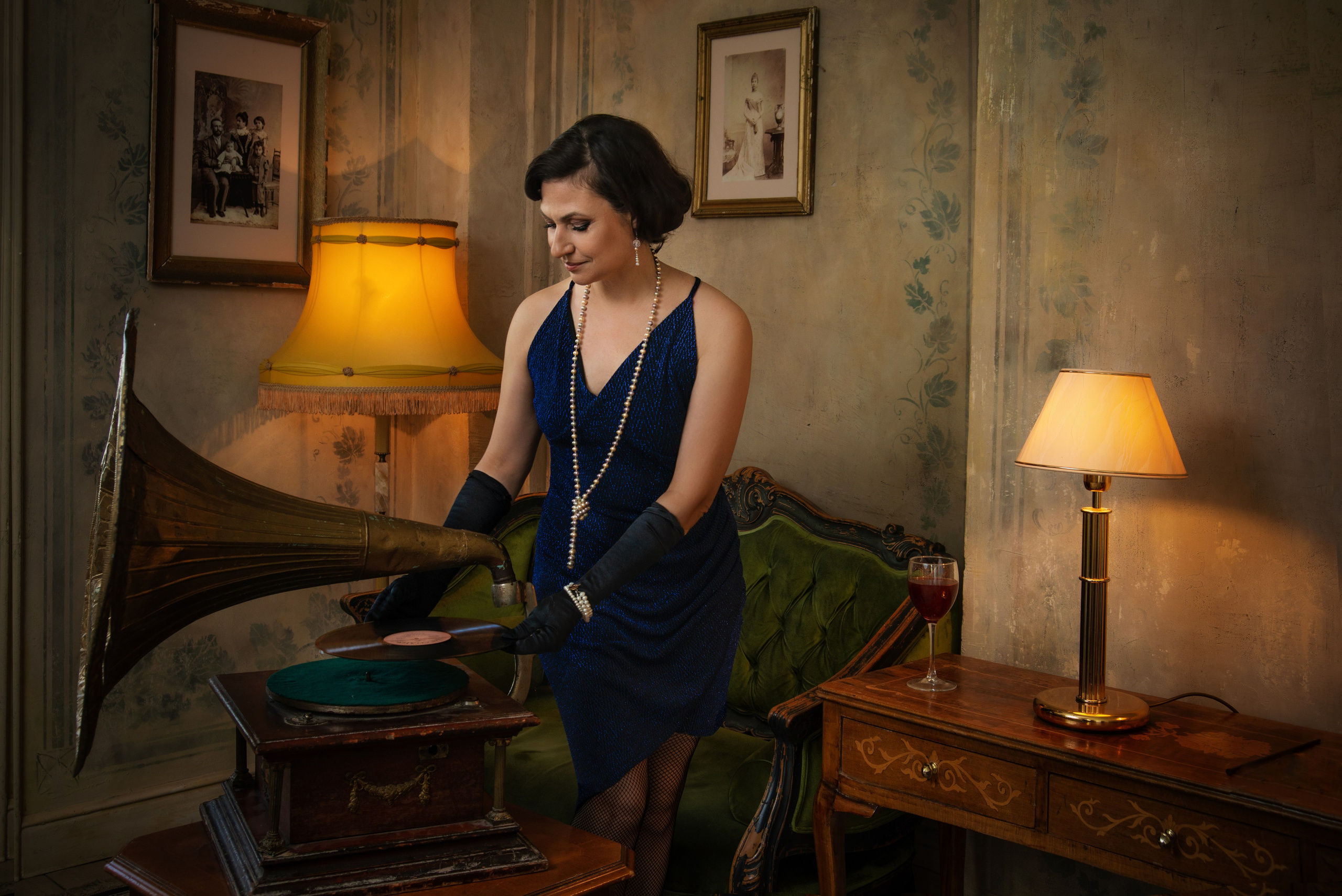 Фотосессия в образе из эпохи 20х годов с пластинками и патефоном 