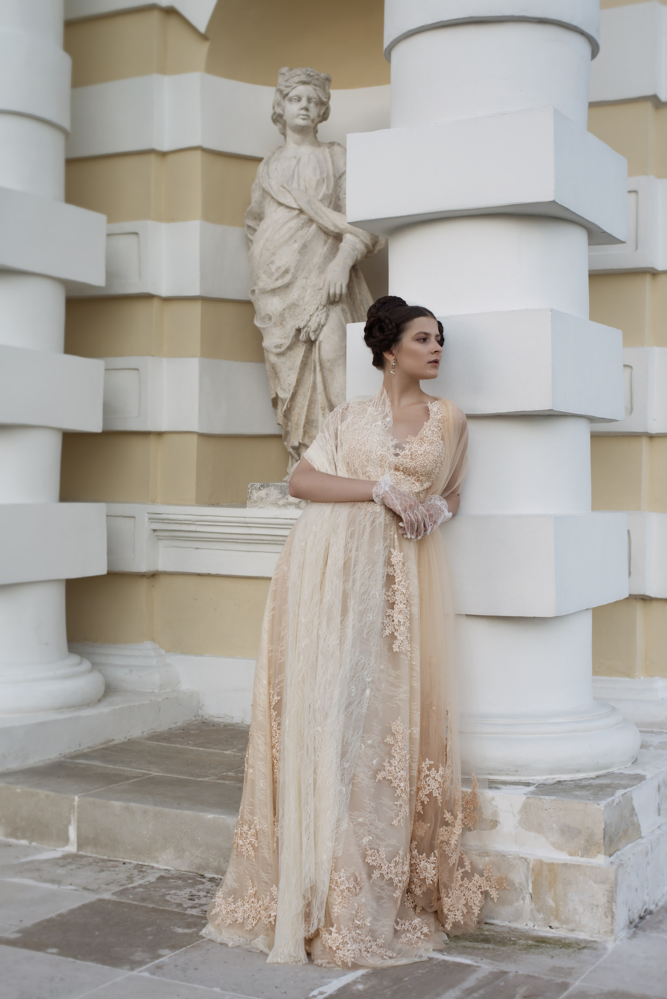 Фотосессия девушки в стиле ампир на фоне дворца