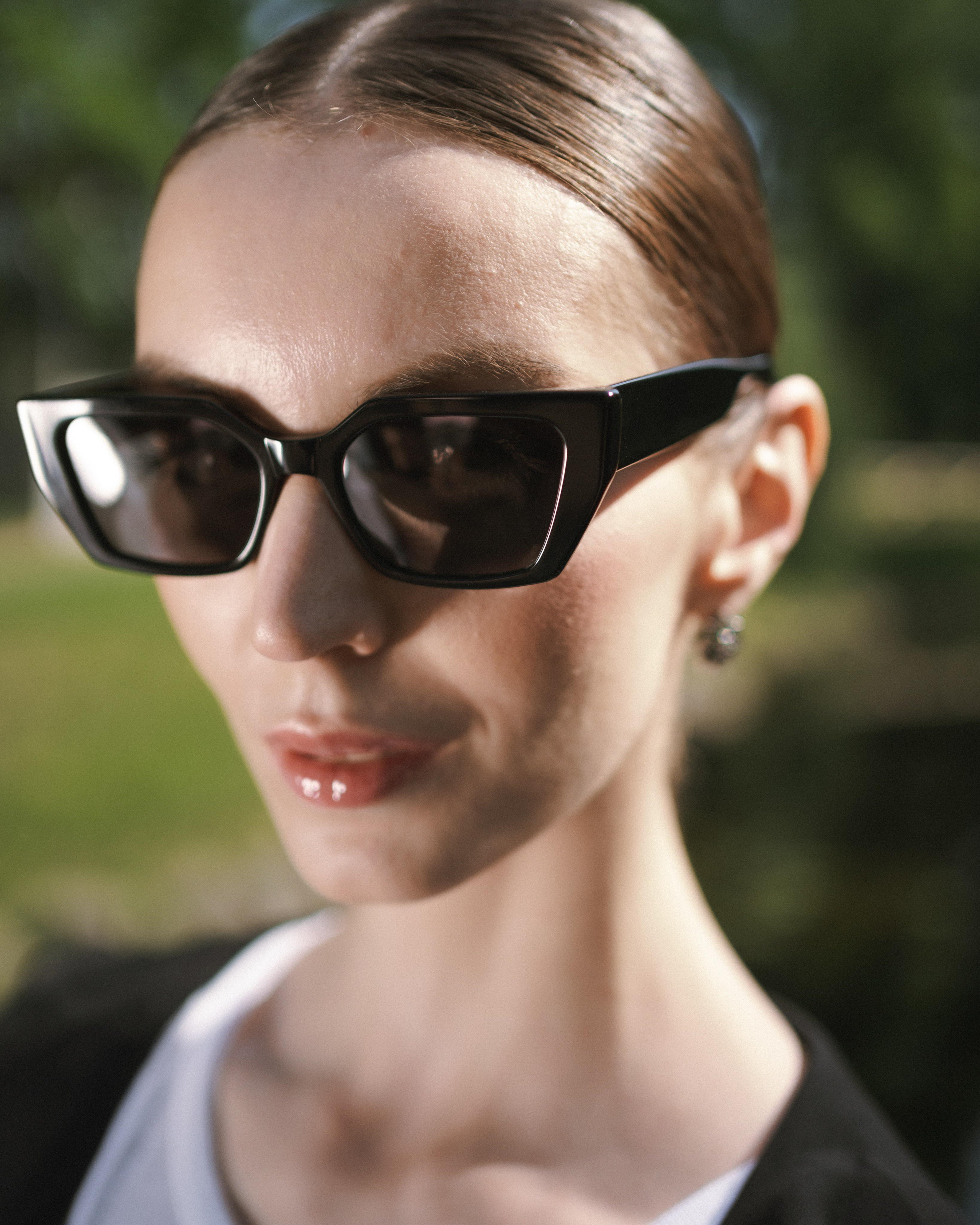 Портрет модели в стильных очках для магазина 