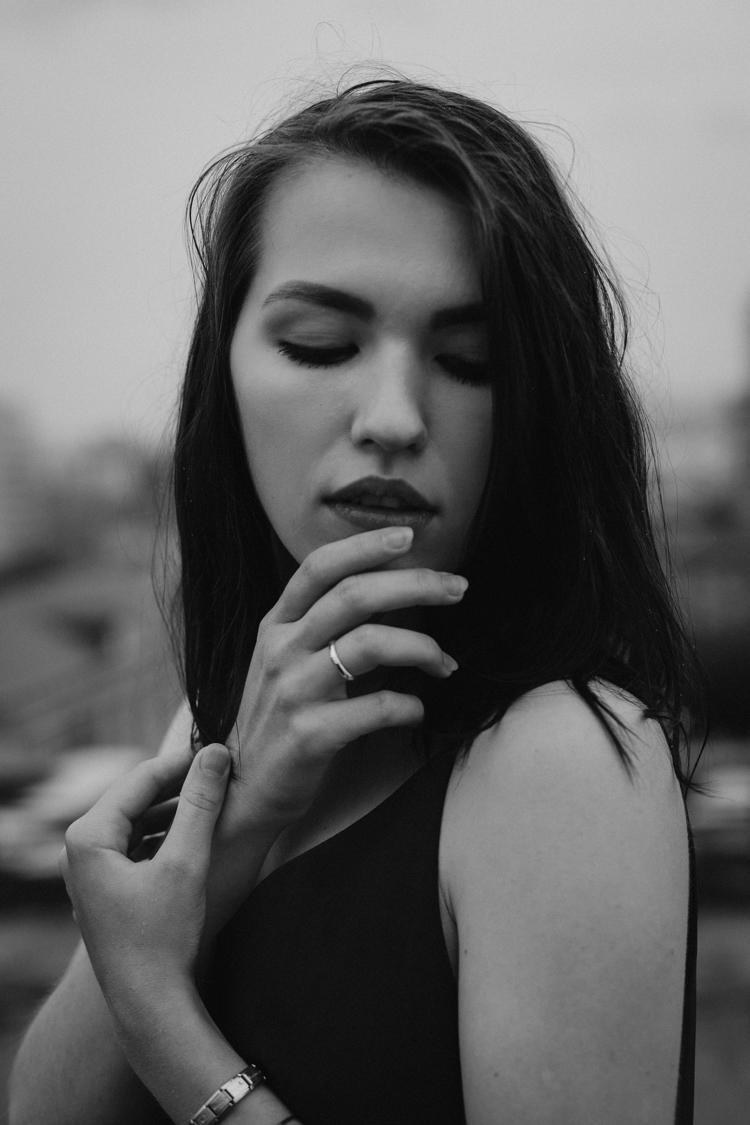 Черно-белая женская фотосессия на крыше в Красноярске