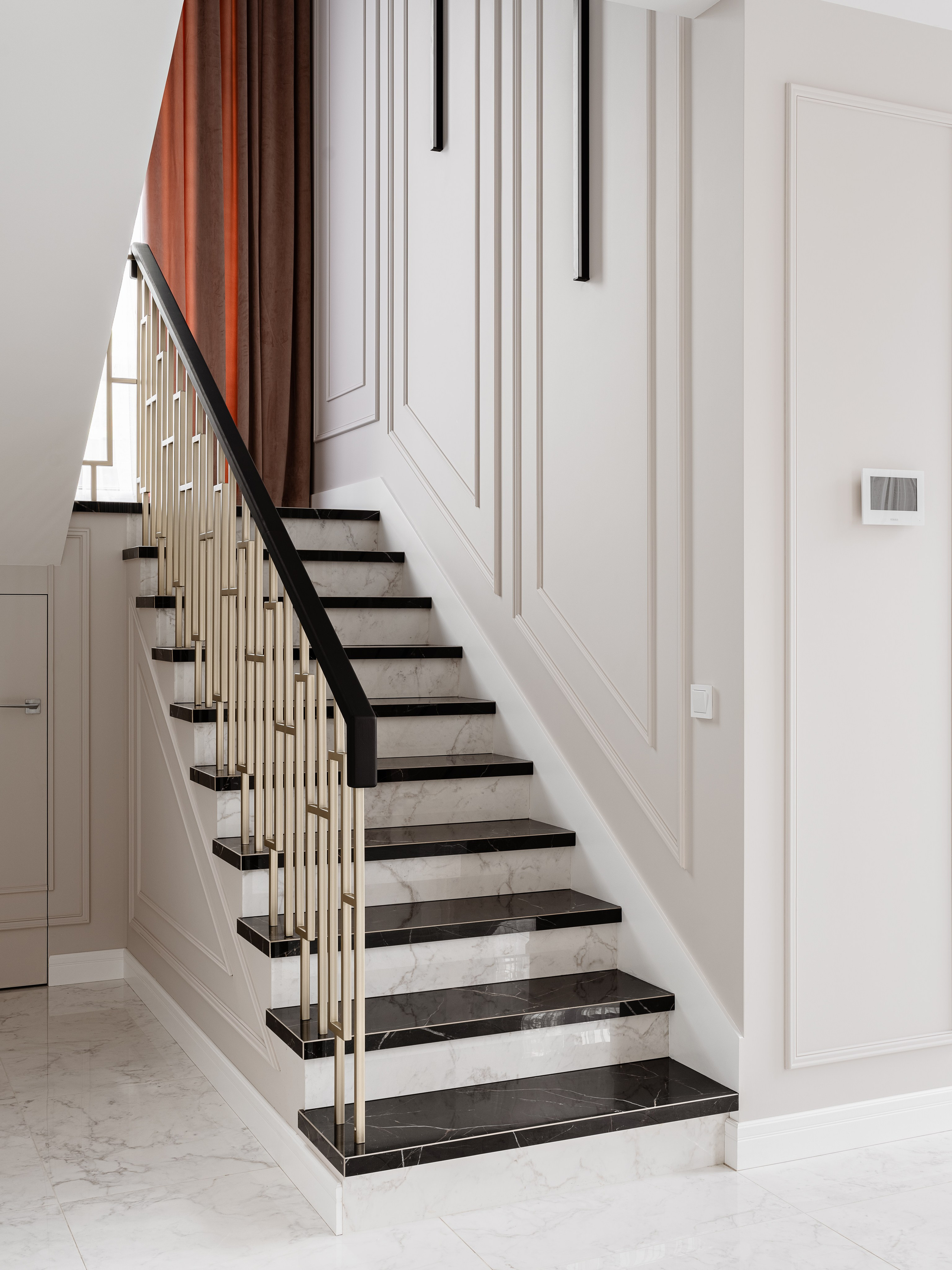 Лестница с мраморными ступенями, контрастной чёрной отделкой и изящными перилами в современном интерьере, дизайн Евгении Ермошиной, профессиональная интерьерная фотография Сергея Денисенко.