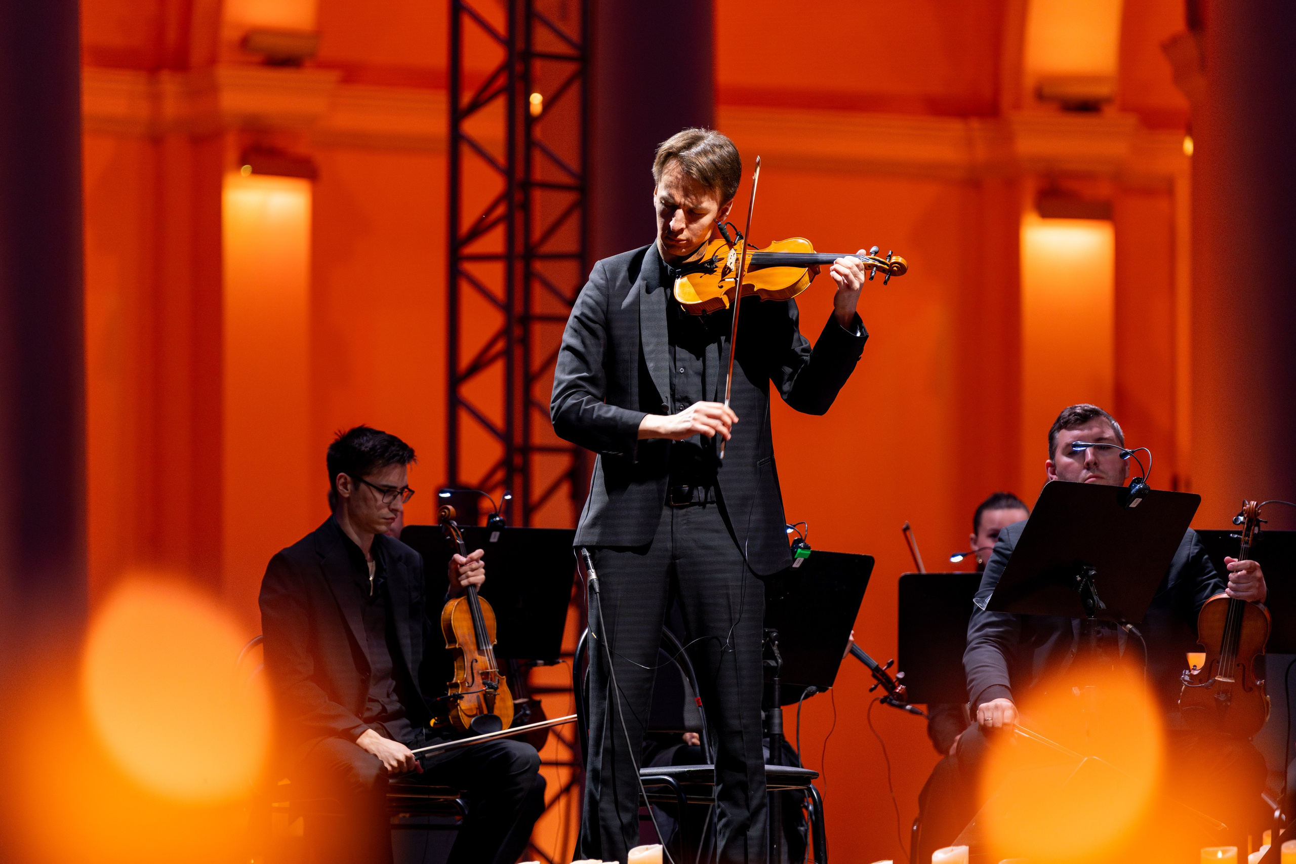 Симфонический оркестр Lumisfera при свечах. Фотограф Никита Комаров