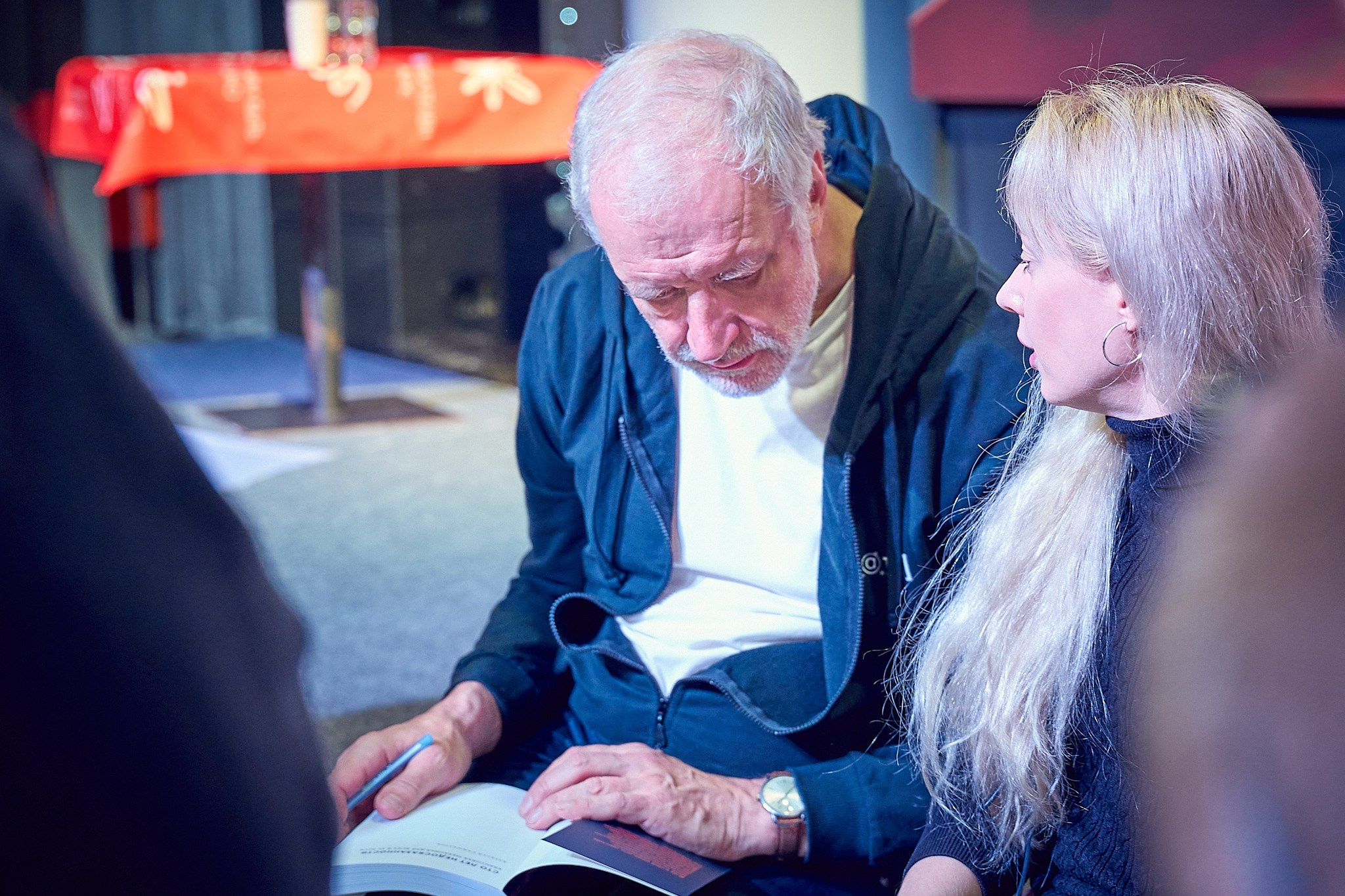 Лектор подписывает свои книги для гостей