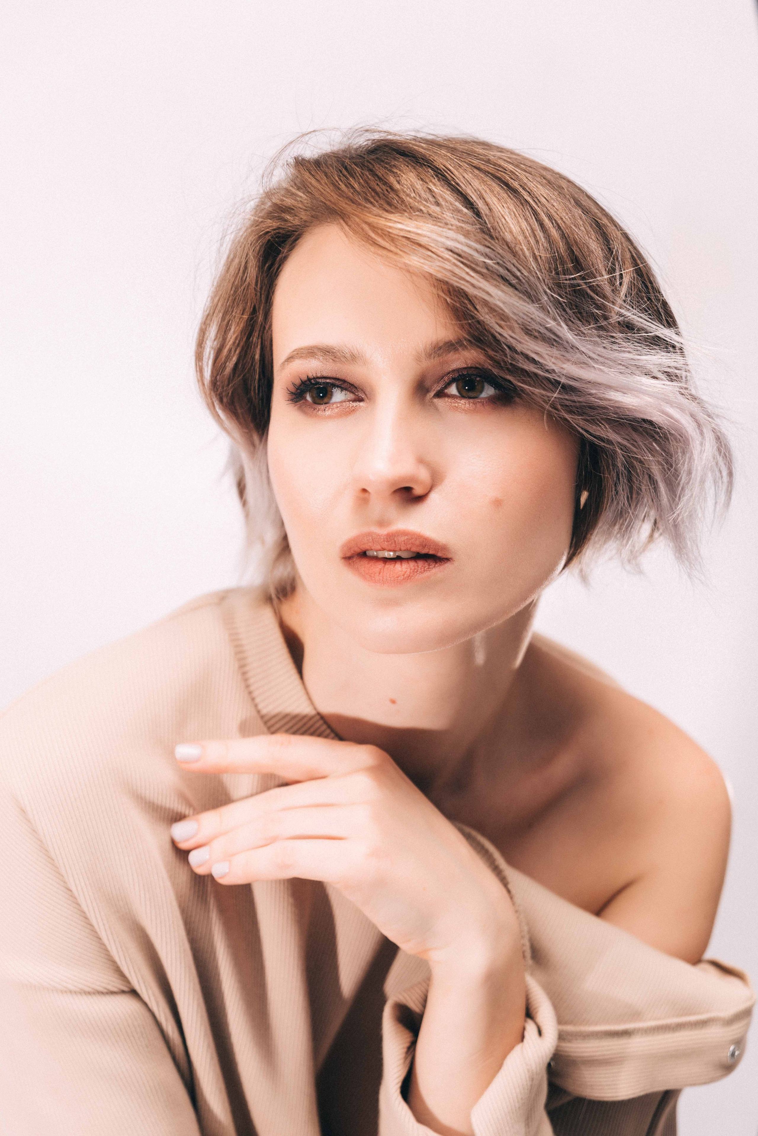 Саша и вино | портреты на белом фоне. Фотограф и видеограф в Москве и Абу Даби Мария Кулагина