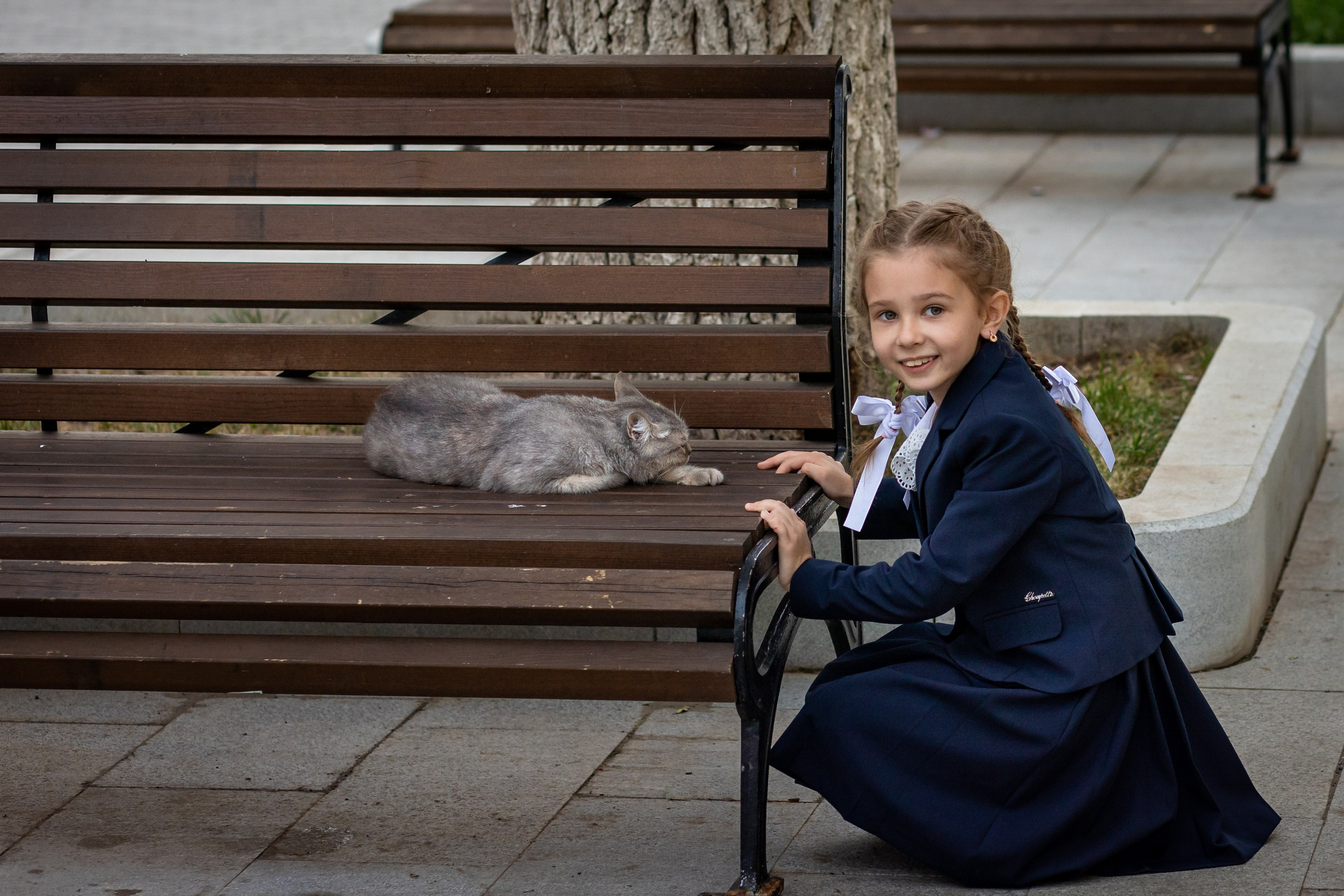 Рома и Белла идут в школу. Фотограф в Оренбурге. Профессиональный фотограф
