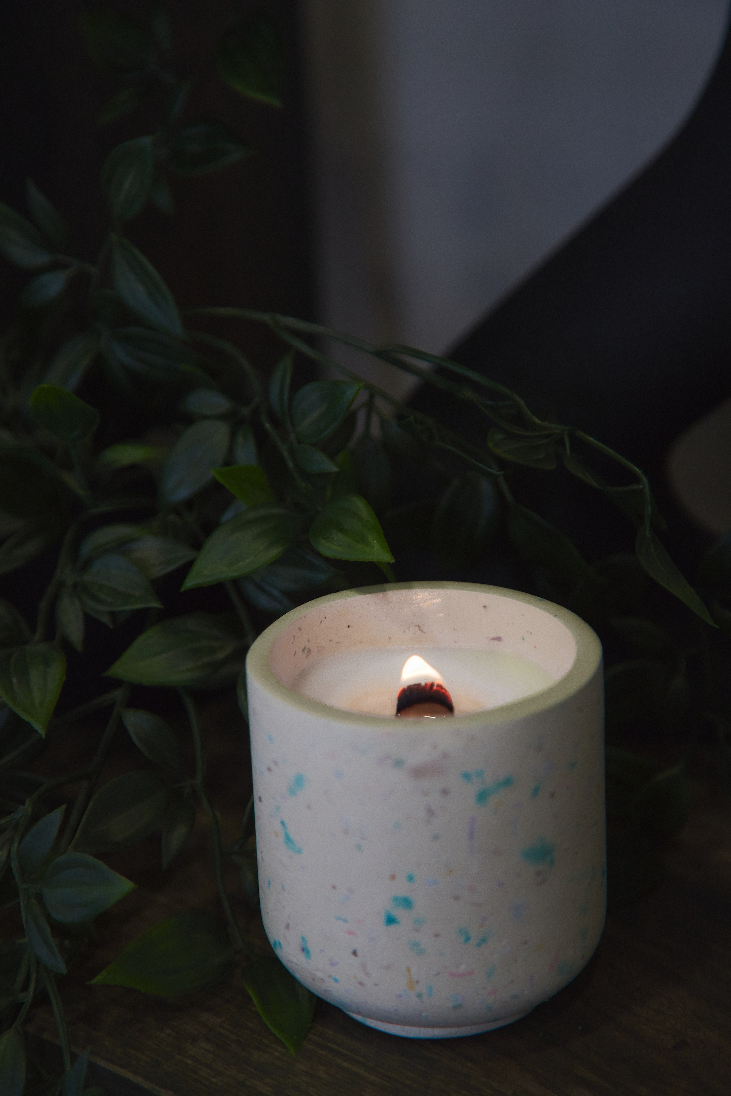 Фото для Ozon — свеча ручной работы в бежевом стакане.