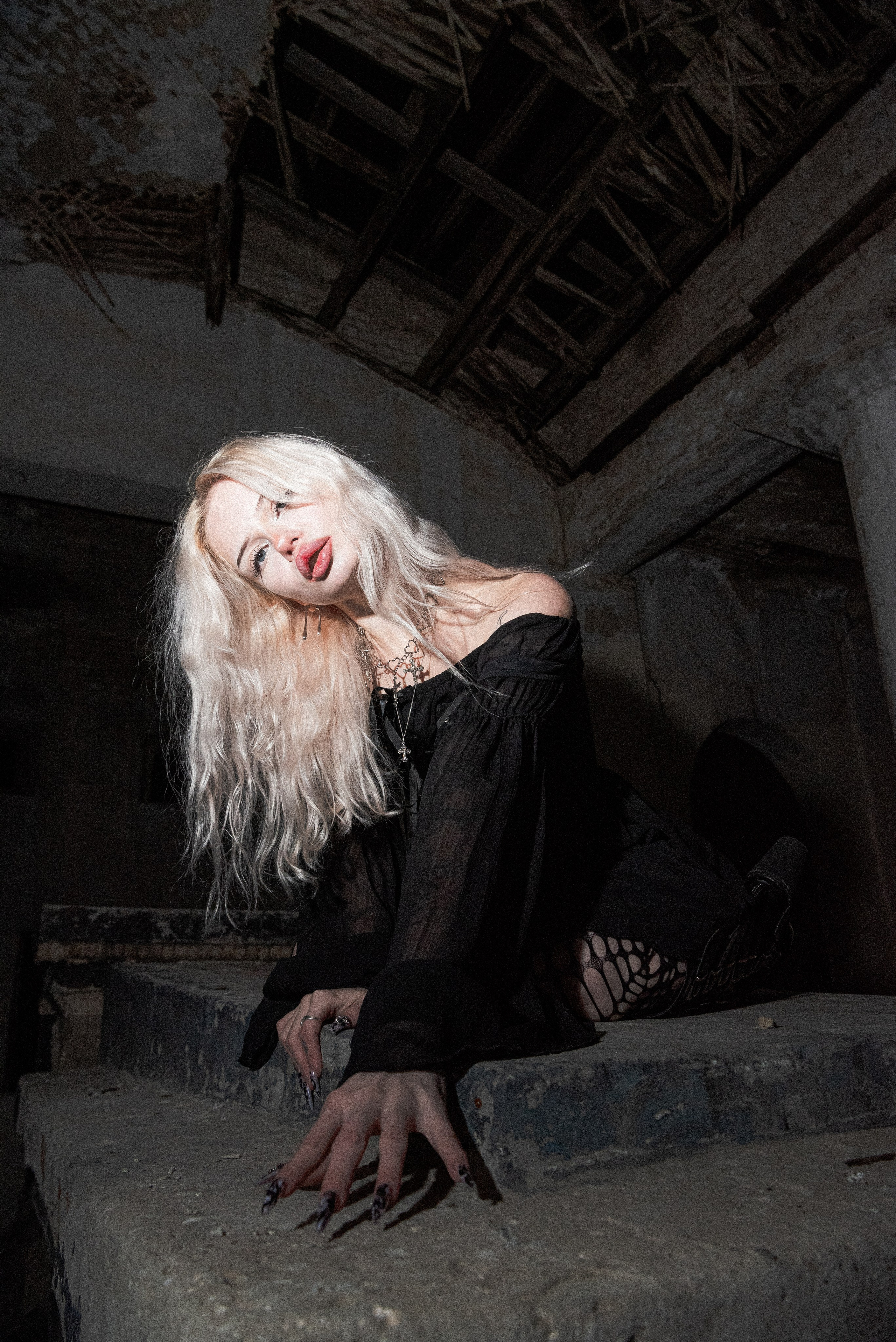 Портрет девушки сидящий на заброшенной локации