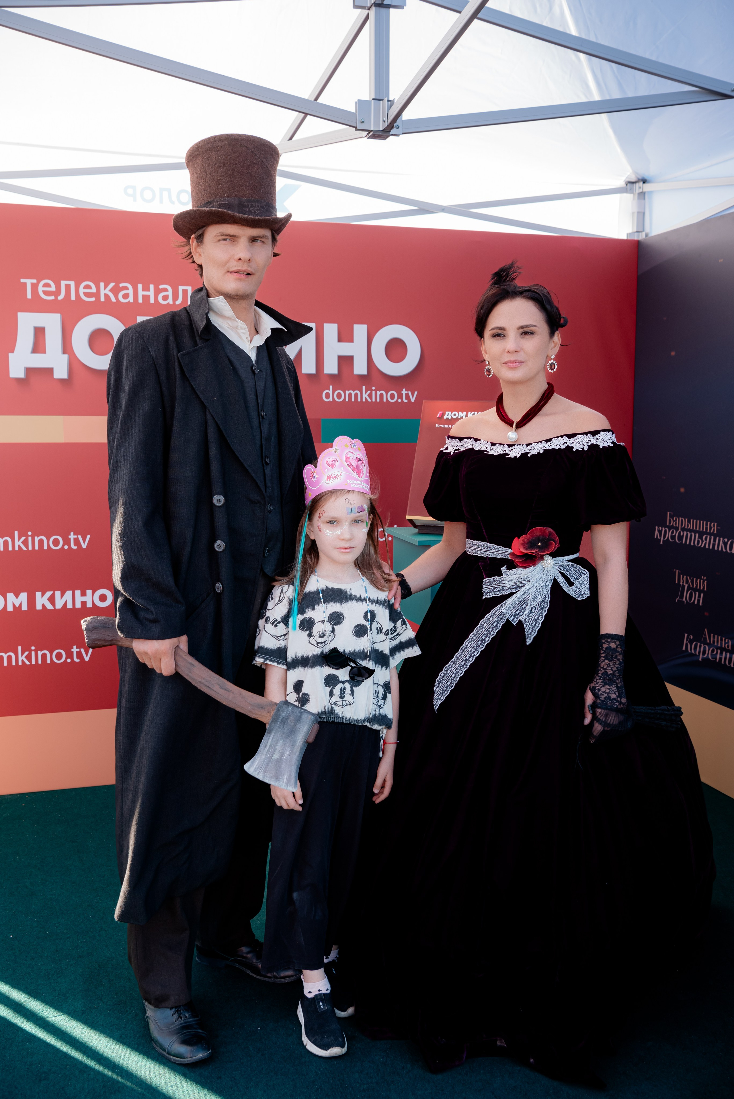 Портретные фото с артистами в палатке Триколор Дом Кинов на день города Волгоград. Фотограф в Волгограде и Волжском Александр Горбань