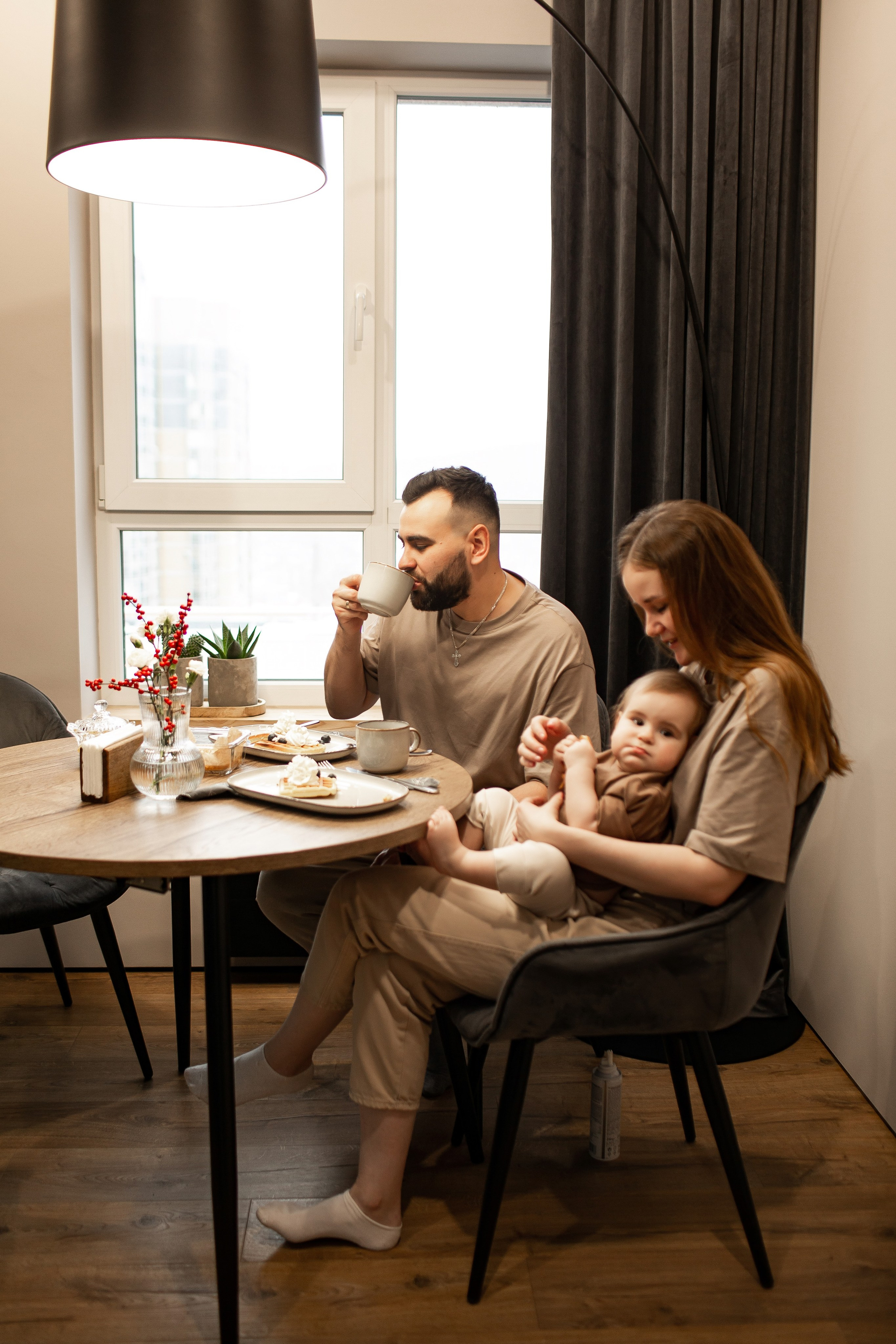 Совместный завтрак. Семейная съемка — это красивый способ признаться своей семье в любви