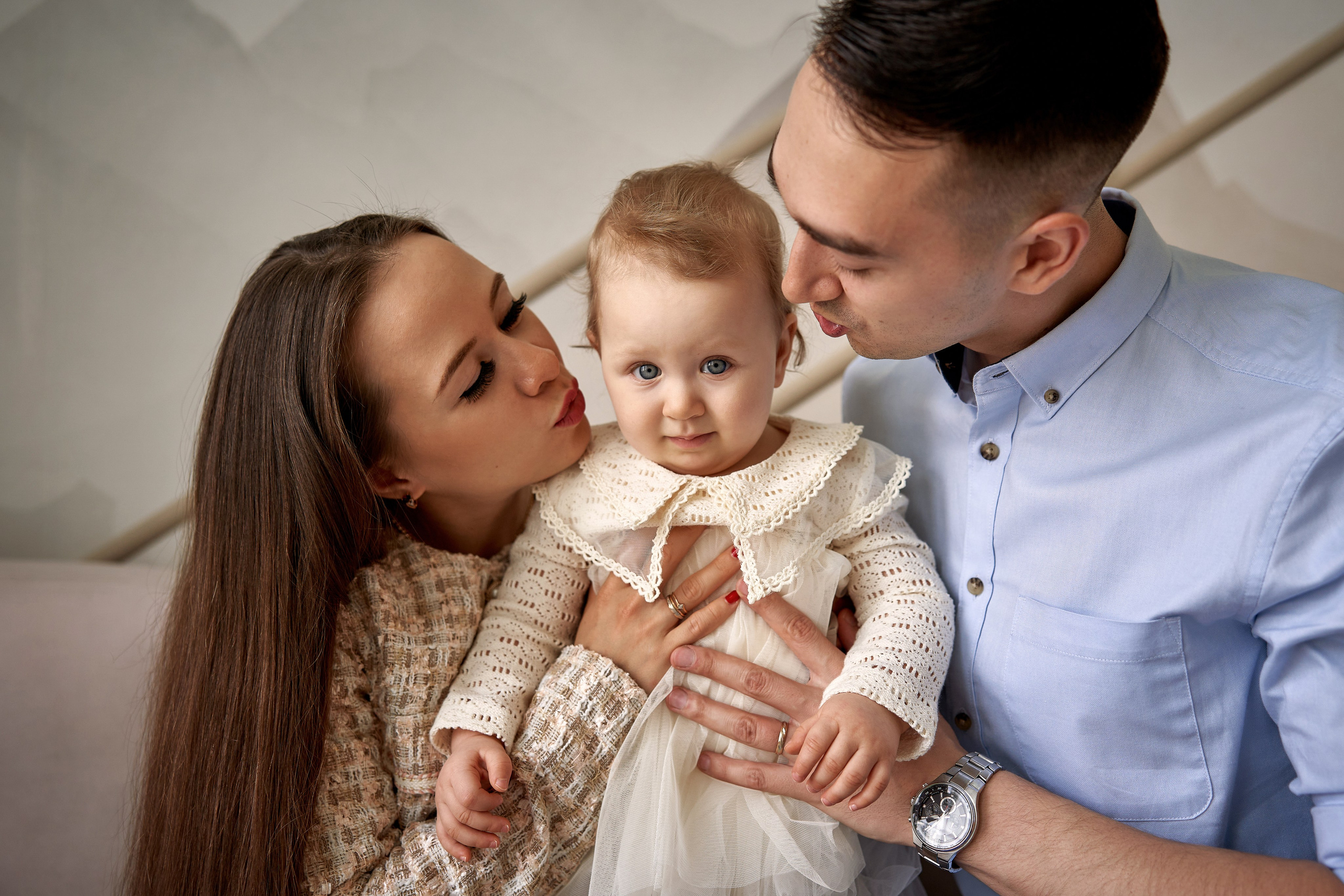 Фотосъёмка семьи мамы, папы и ребёнка на годик