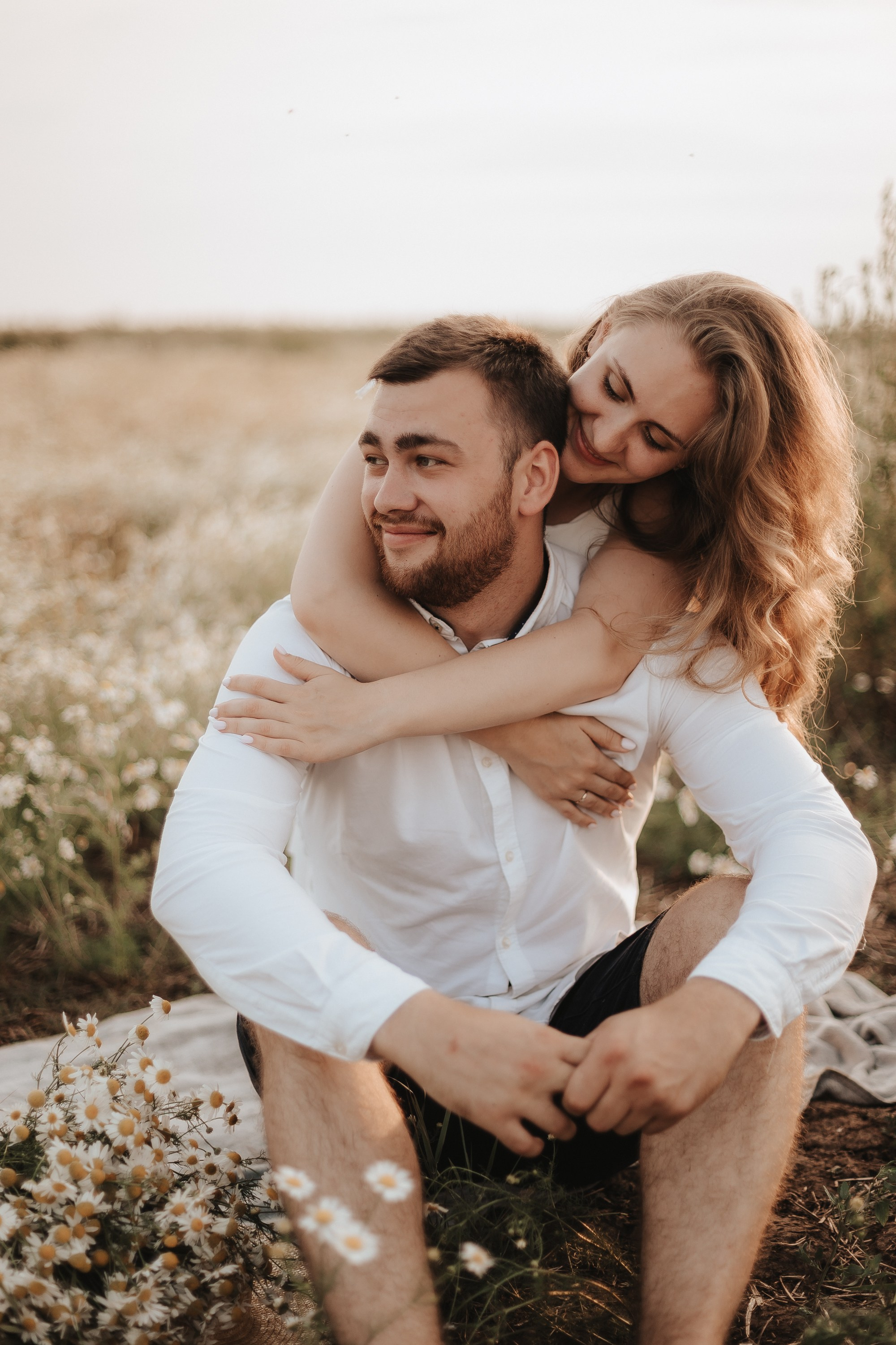 Love Story ребят в ромашковом поле. Свадебный фотограф Пермь