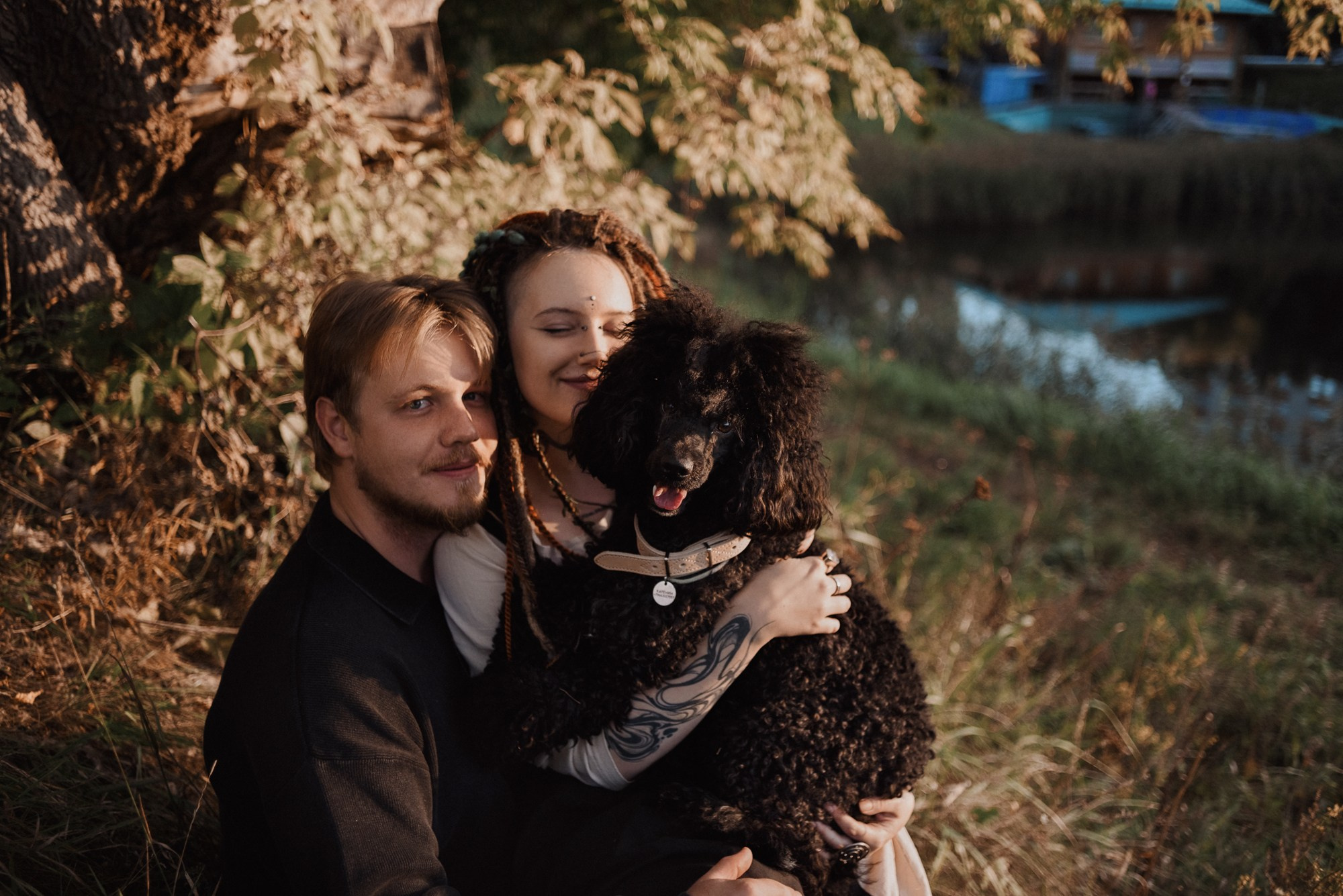 Счастливая пара обнимает пса, съемка вдвоем с питомцем, Тюмень