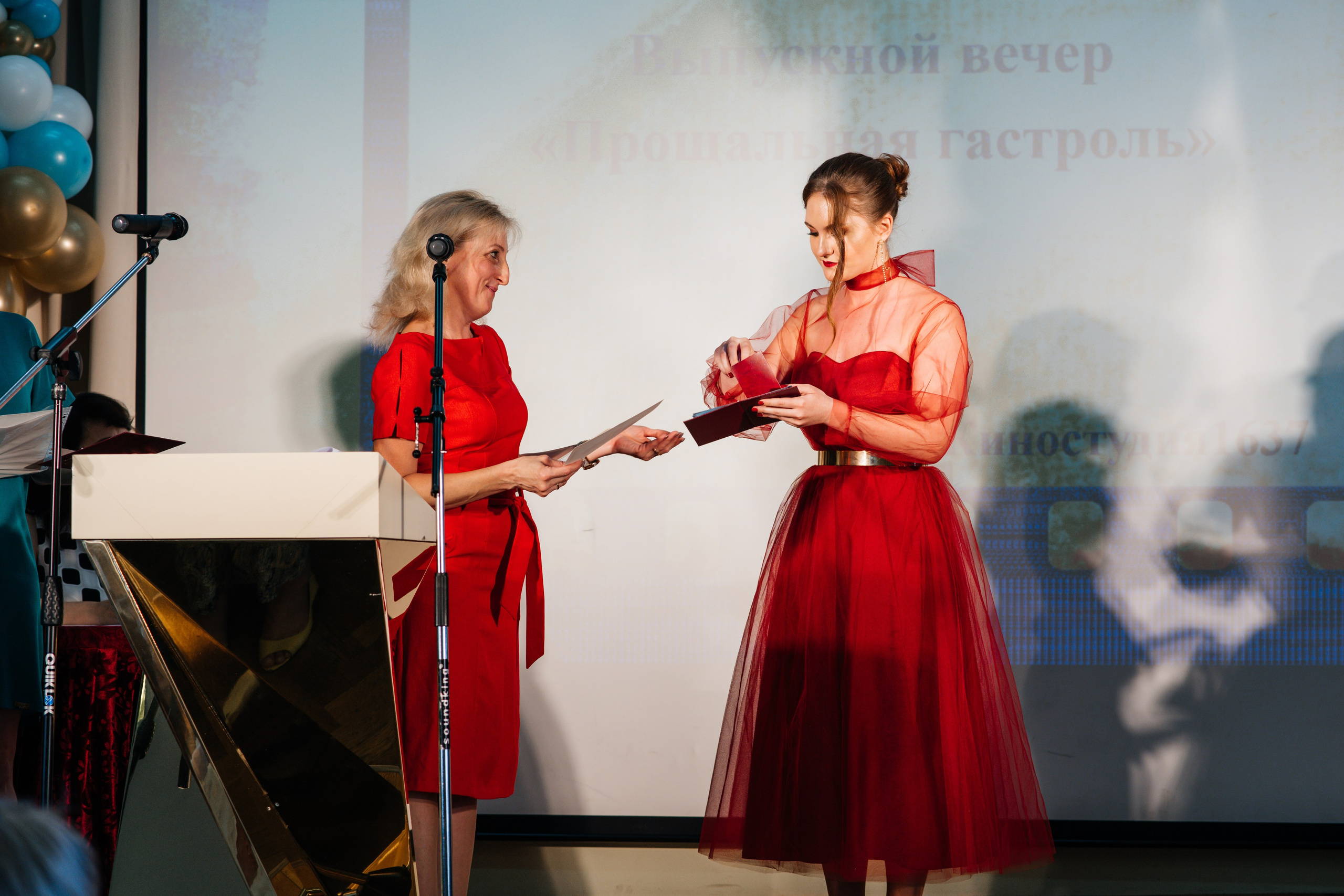 Вручение аттестатов. Выпускные альбомы в Подольске Москве и МО