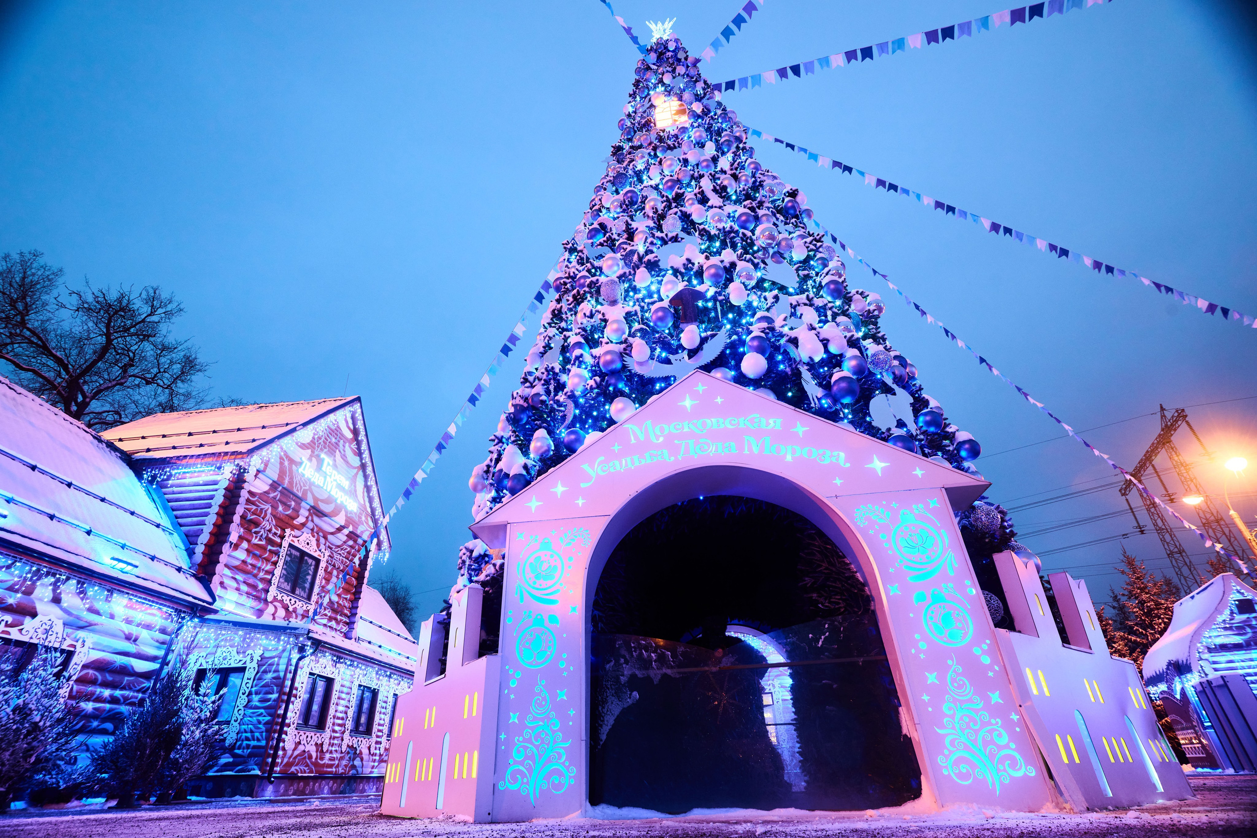 Терема Усадьбы Деда Мороза вечером. Никита Хохловский фото и видео продакшн