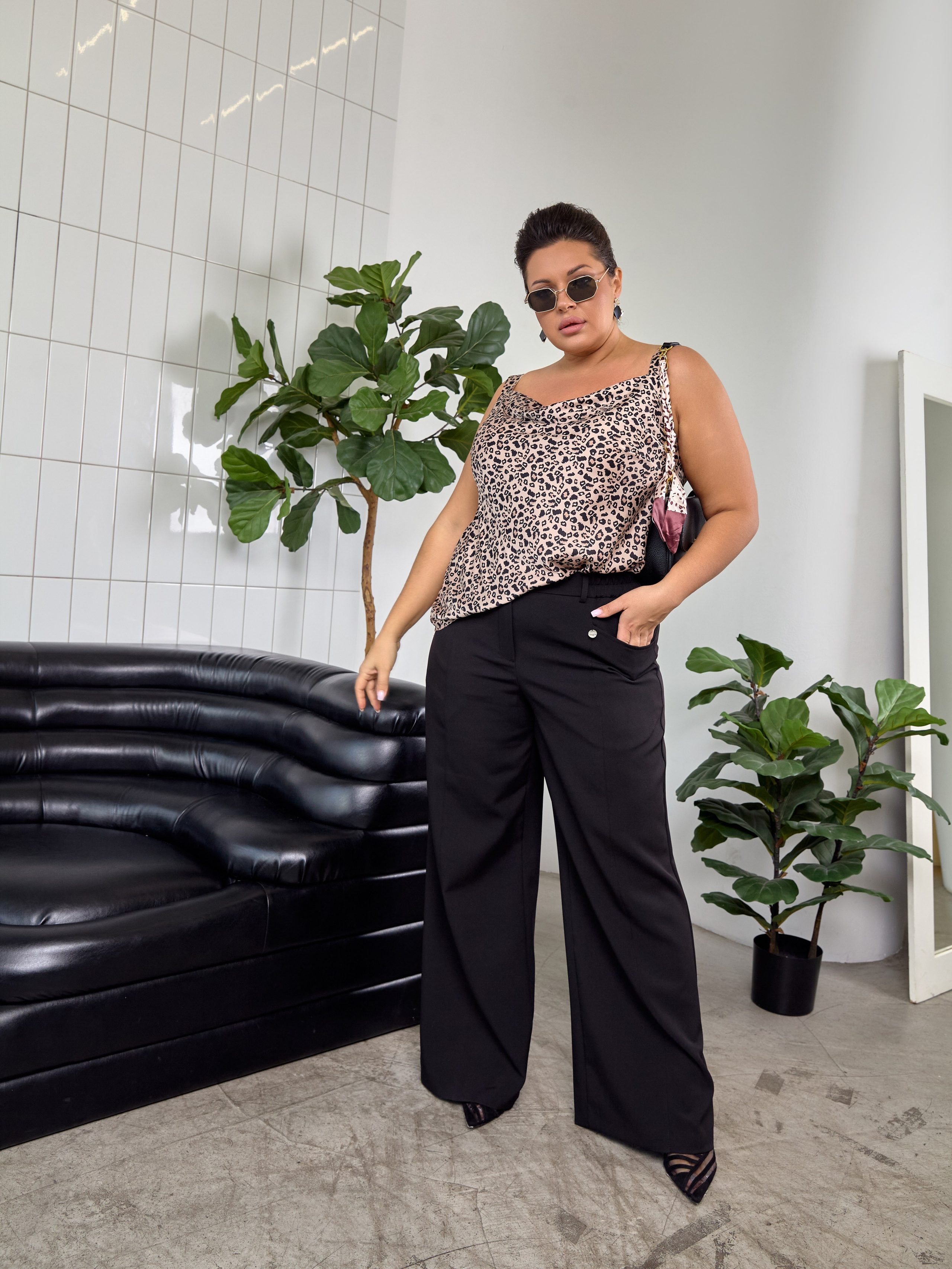 Элеонора Игнатова в леопардовым топе в светлом интерьере фотостудии Focus 