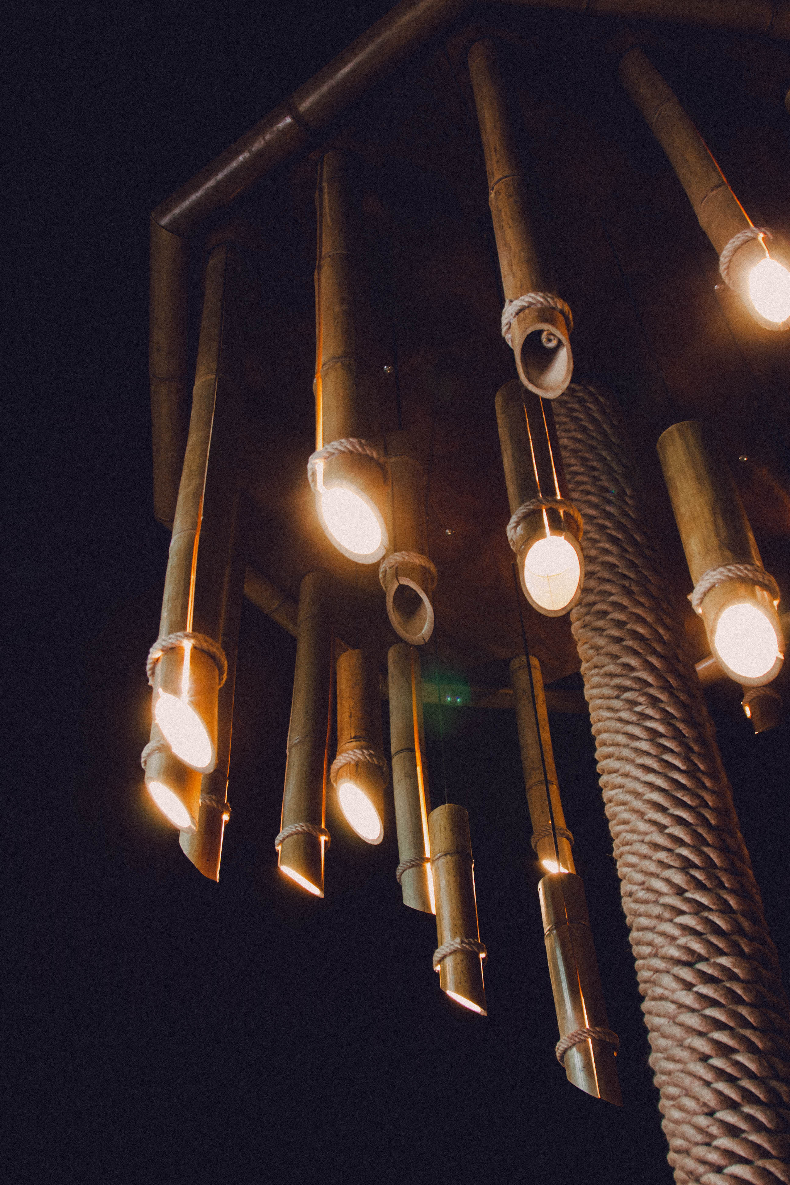 Огоньки в темноте. Теплый свет от люстры на темном фоне. Интересная креативная люстра из канатов.