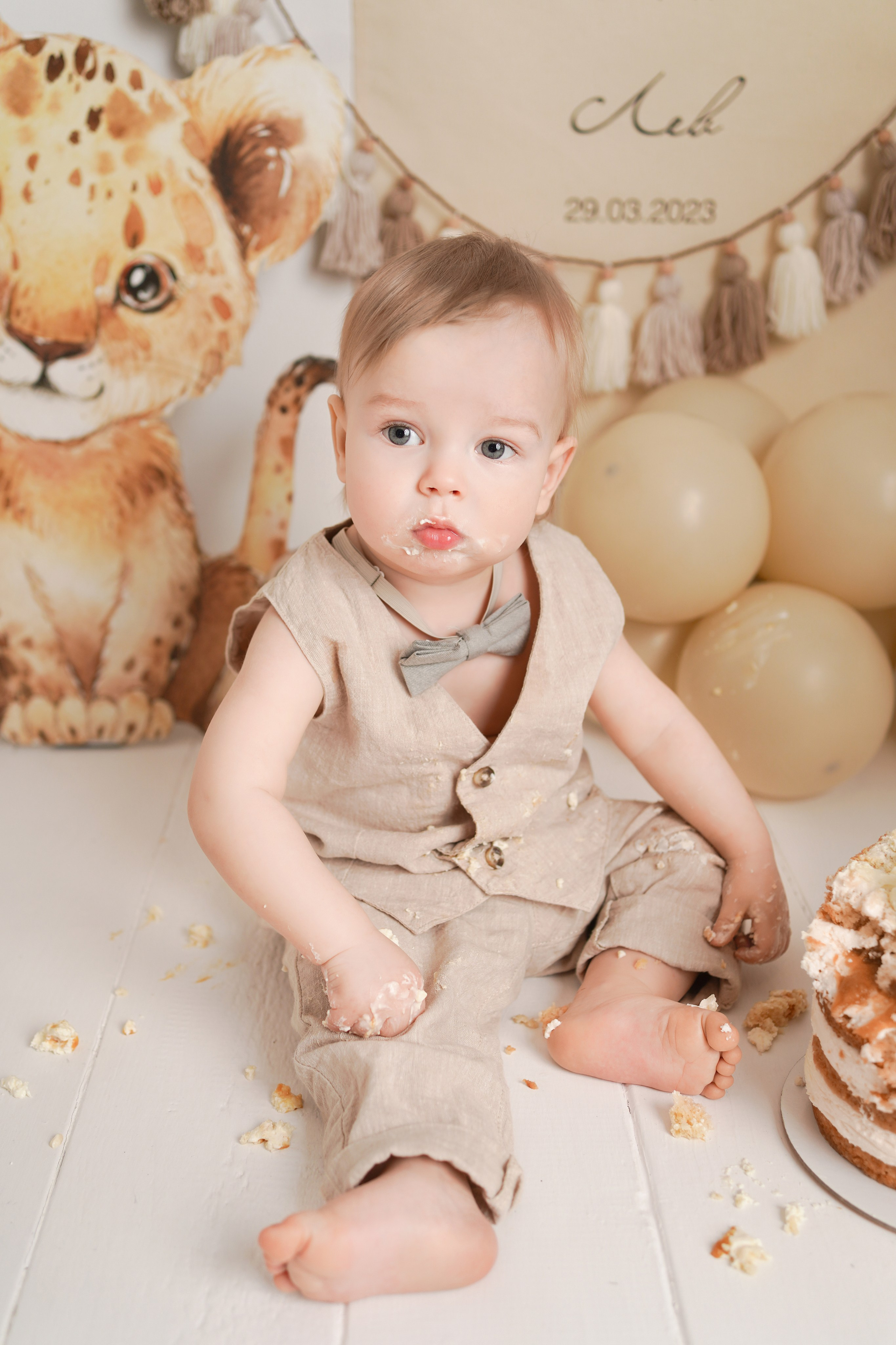 На фото малыш с первым тортиком, который можно кушать и крушить.