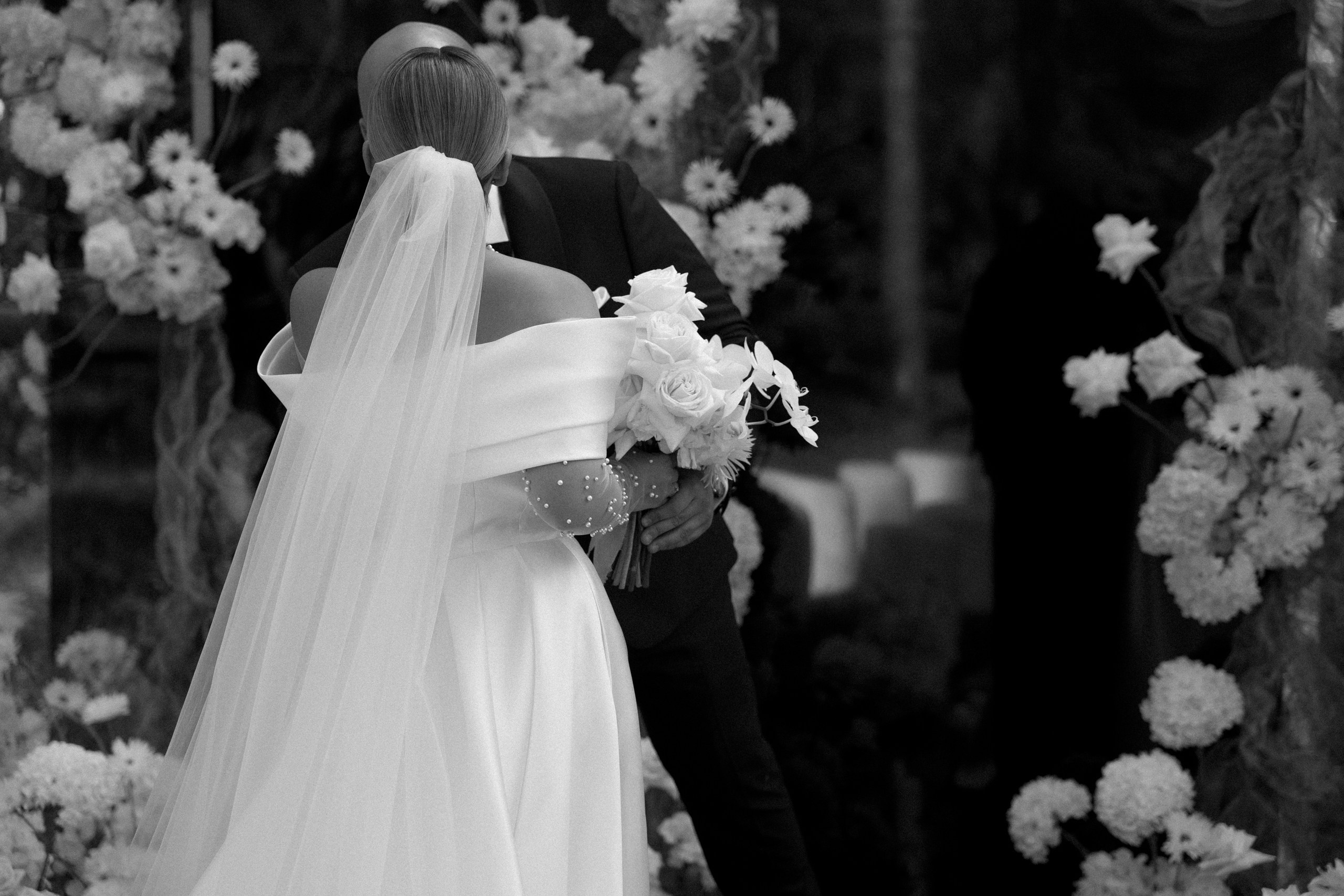 Здравствуйте! Я свадебный фотограф из Ульяновска, работаю в том числе по всей России и с выездом за границу. Снимаю свадьбы, lovestory, корпоративы, светский репортаж. Провожу обучение по фотографии, мастер-классы и воркшопы для других фотографов.