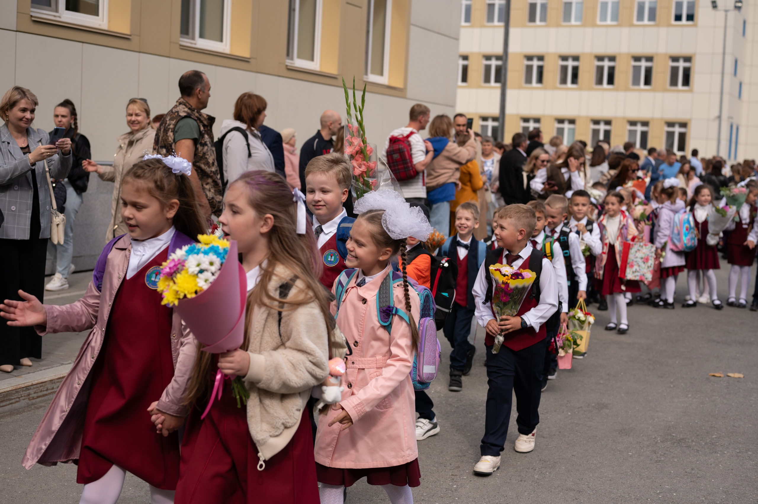 1 сентября 16 гимназия 2 класс (линейка + в классе+ на улице). Фотограф новорожденных, семейный детский в Тюмени Татьяна Морозова