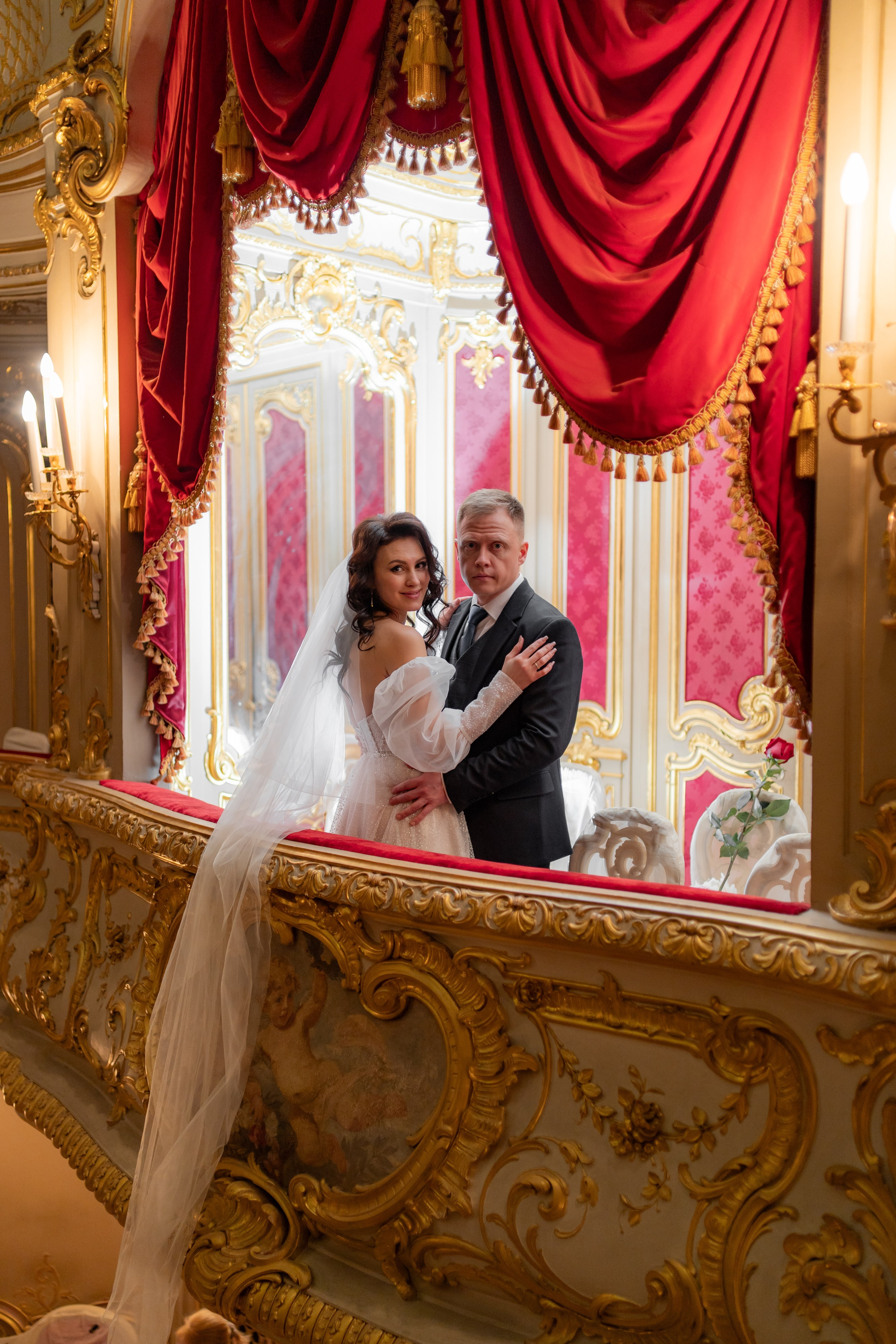 Ложа театра Юсуповского дворца свадебная пара стоит в ней и смотрит в камеру
