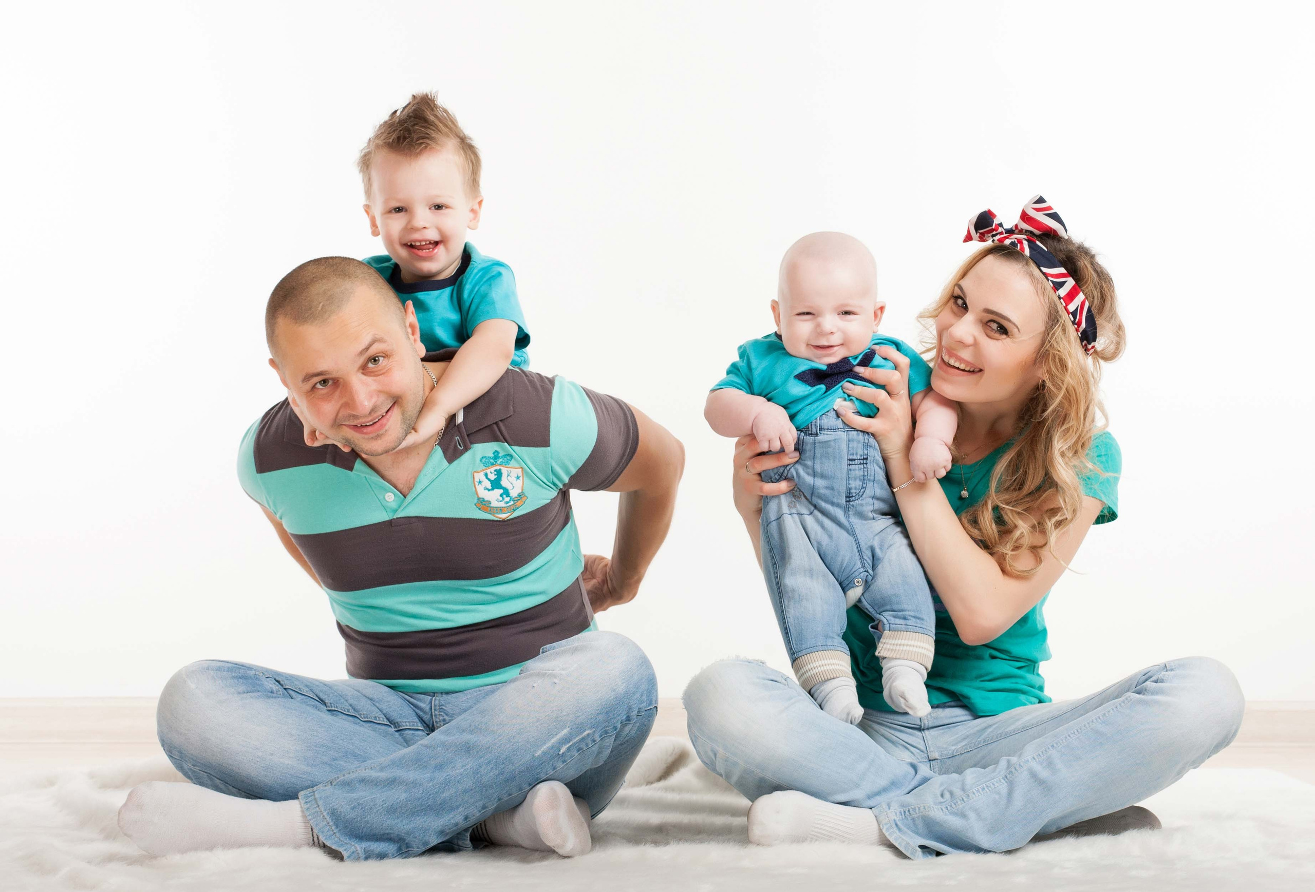 Семья Валерии - муж и двое детей. Мама с сыновьями. Фотостудия Алматы. Семейная и детская фотостудия Family studio.Фотограф Алматы