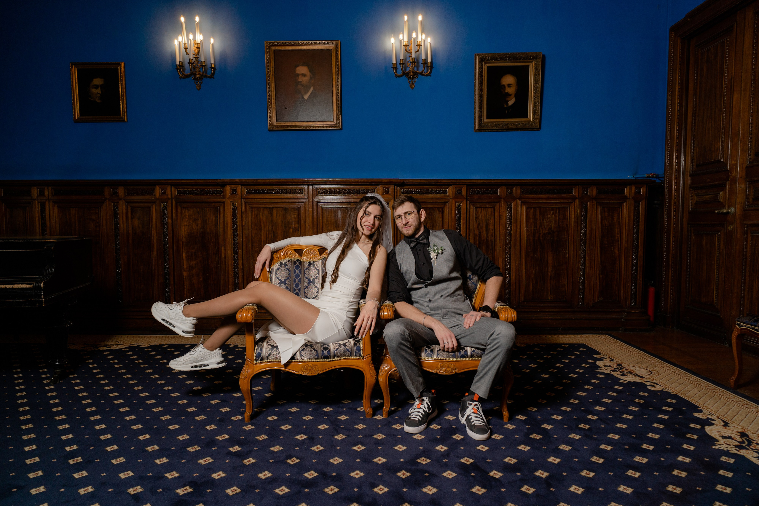 Свадебная фотосессия жениха и невесты в Синей комнате Дворца Бракосочетания № 1