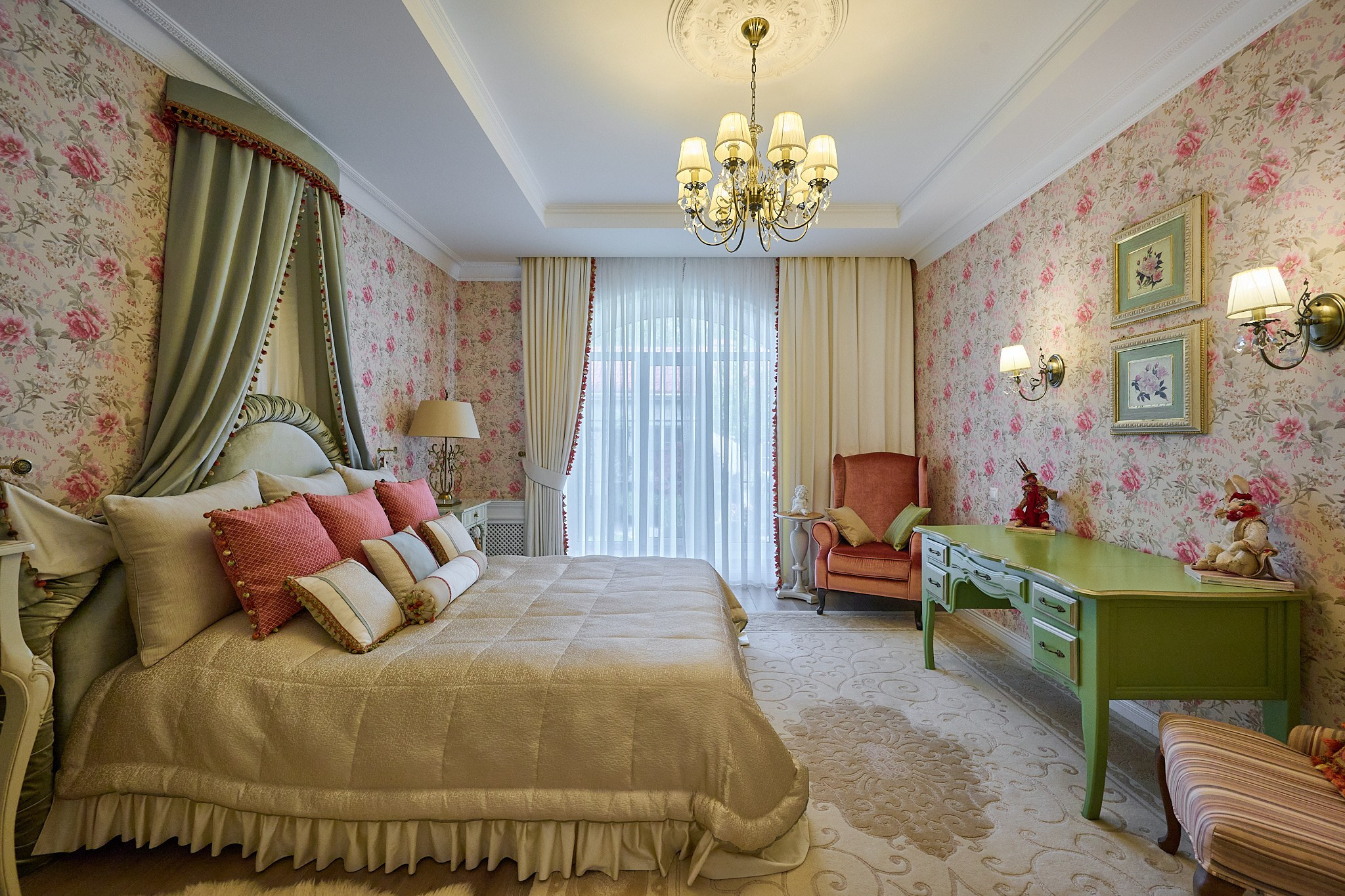 комната светлые цветочные цвета кровать обои в цветочек